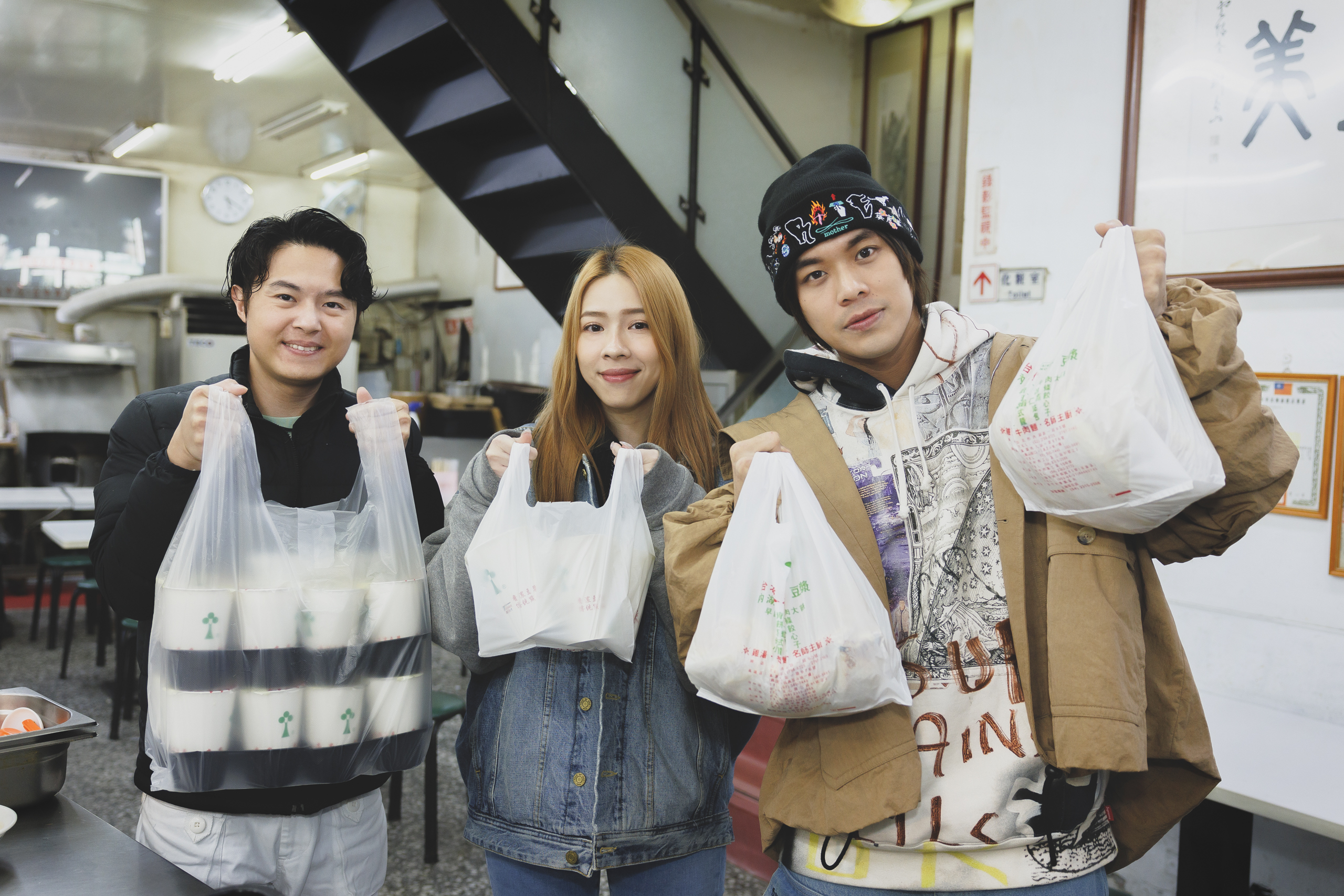 告五人最近活動不斷,開工日一早送早餐,正符合他們新歌〈又到天黑〉的意境。(相信音樂提供)