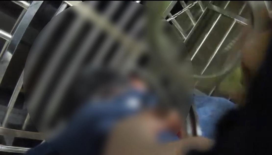謝男見警破門一度想從後陽台跳樓逃逸，仍被警方拉下逮捕。（翻攝畫面）