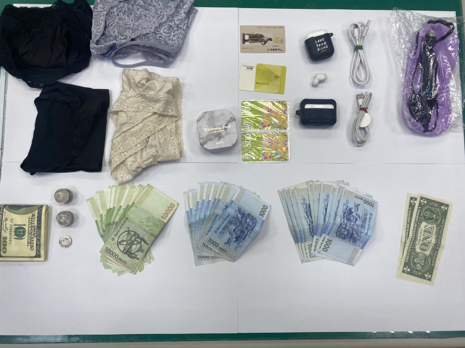 謝男在屋內偷得內褲及現金等贓物。(翻攝畫面)