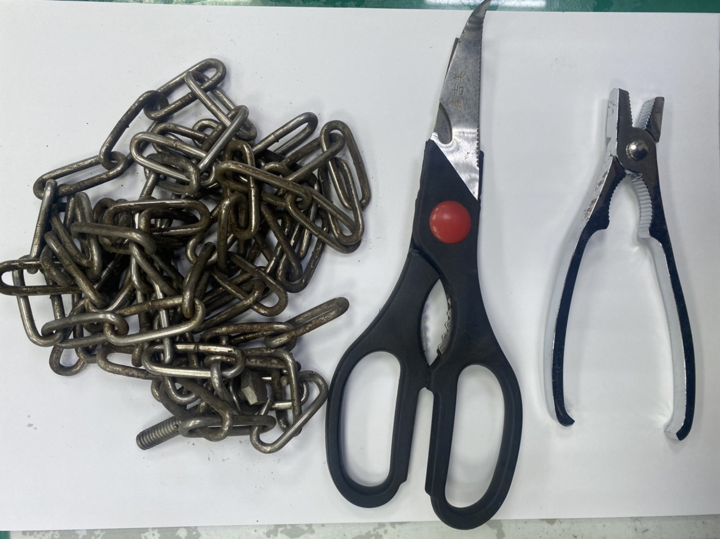 警方在屋內查扣謝男的犯罪工具老虎鉗、剪刀等物品。(翻攝畫面)