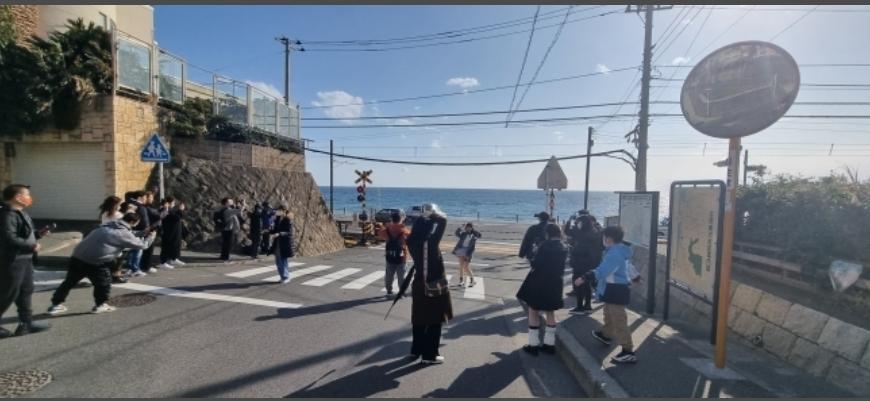 《灌籃高手》的熱潮吸引許多粉絲到經典場景平交道朝聖,卻引來居民不滿。(翻攝自《朝鮮日報》)