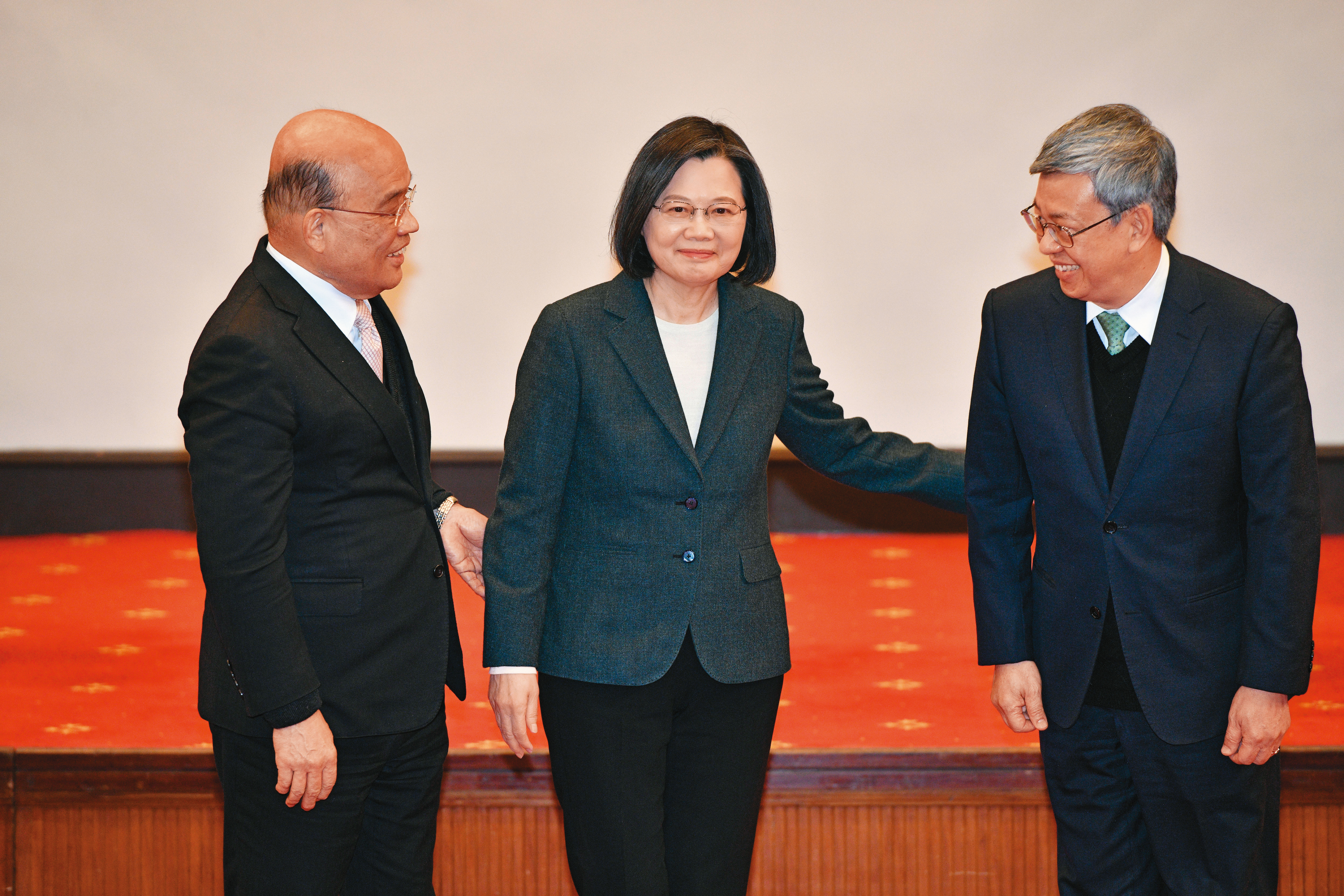 蔡總統(中)擅長政策分析、不喜歡說故事,而民進黨正全面失去敘事能力,被別人編纂的故事牽著走,這才是真正可怕的事。