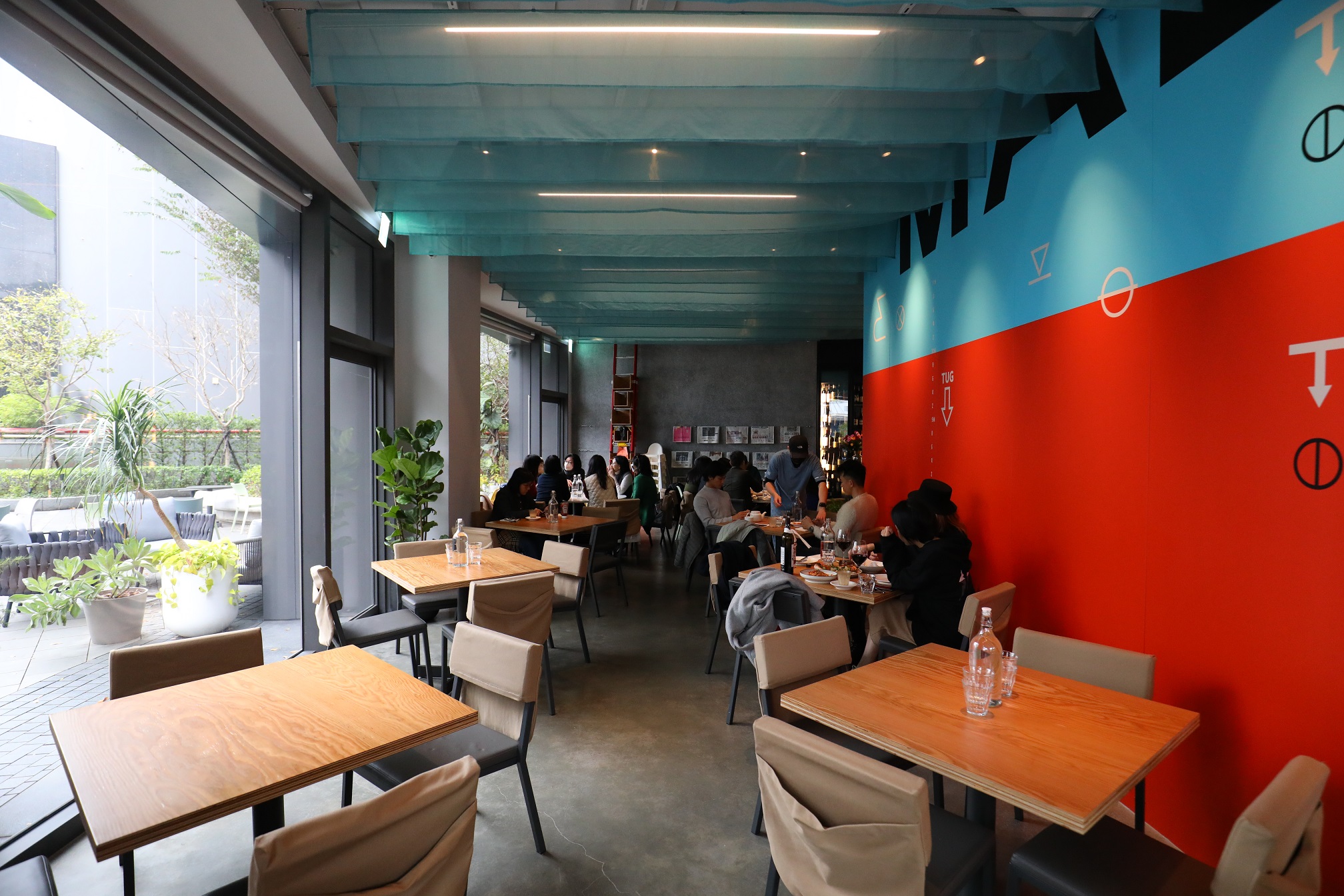 以船舶港口為設計概念的Woolloomooloo Port Dazhi，大片落地窗引進戶外天光。