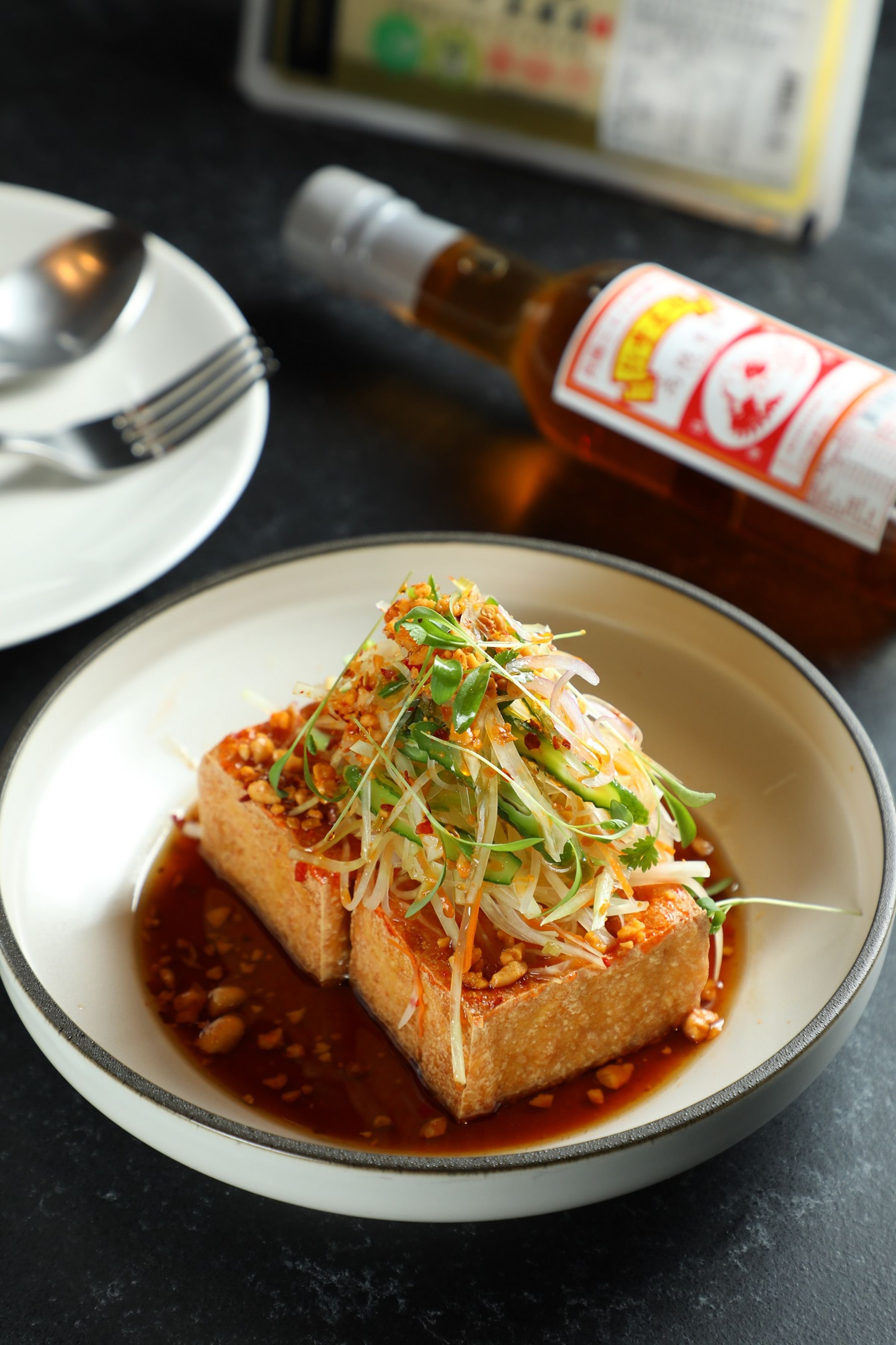 「紅油椒麻豆腐沙拉」酥脆外皮搭配醃漬青木瓜絲及自製花椒油祕調辣醬，十分開胃。（340元／份）