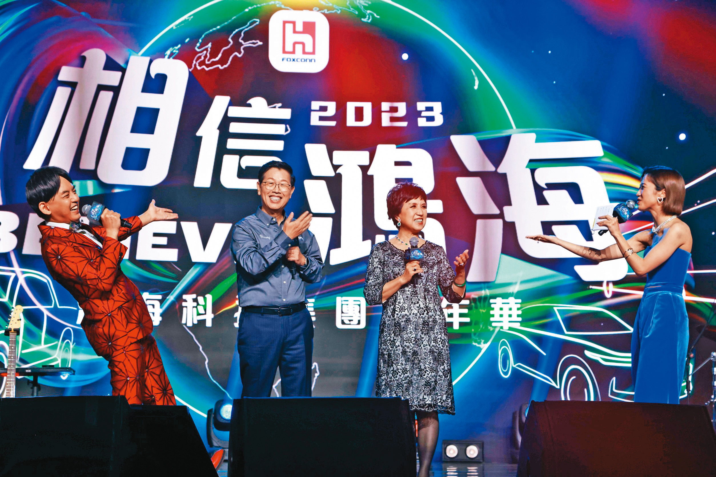 鴻海去年營收飆上6.6兆元,創下台灣企業新紀錄,劉揚偉(左二)透過線上嘉年華會感謝鴻海人的努力。(鴻海提供)