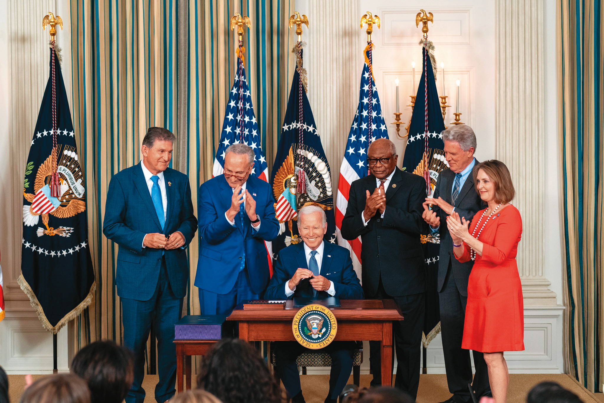 美國總統拜登（左三）推動降低通膨（IRA）法案，將大舉補貼在美製造的電動車銷售。（圖片來源：白宮）