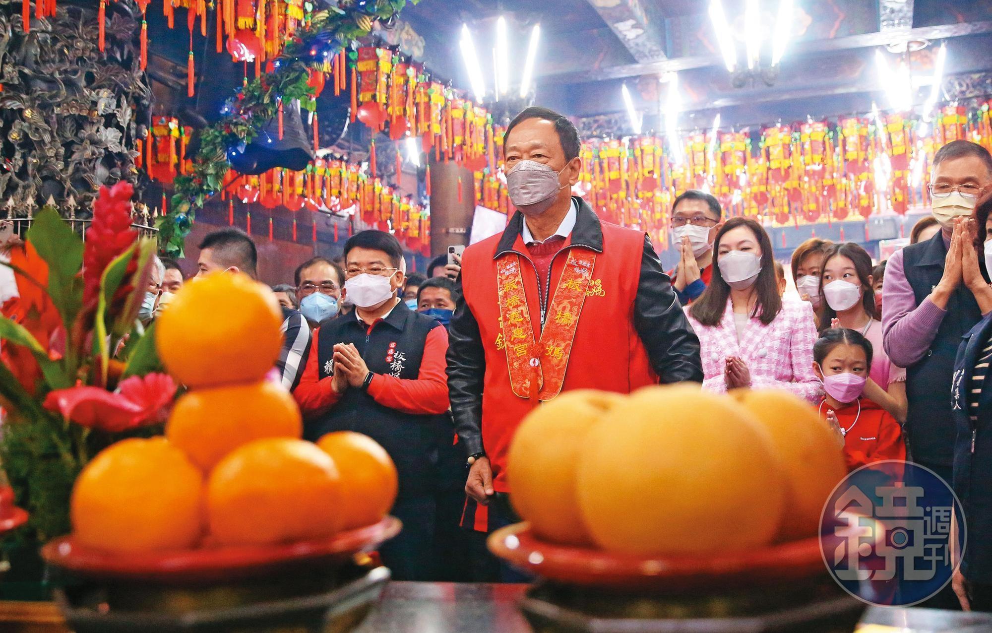 大年初一,郭台銘帶著太太曾馨瑩及子女到板橋慈惠宮參拜,受民眾熱烈歡迎。
