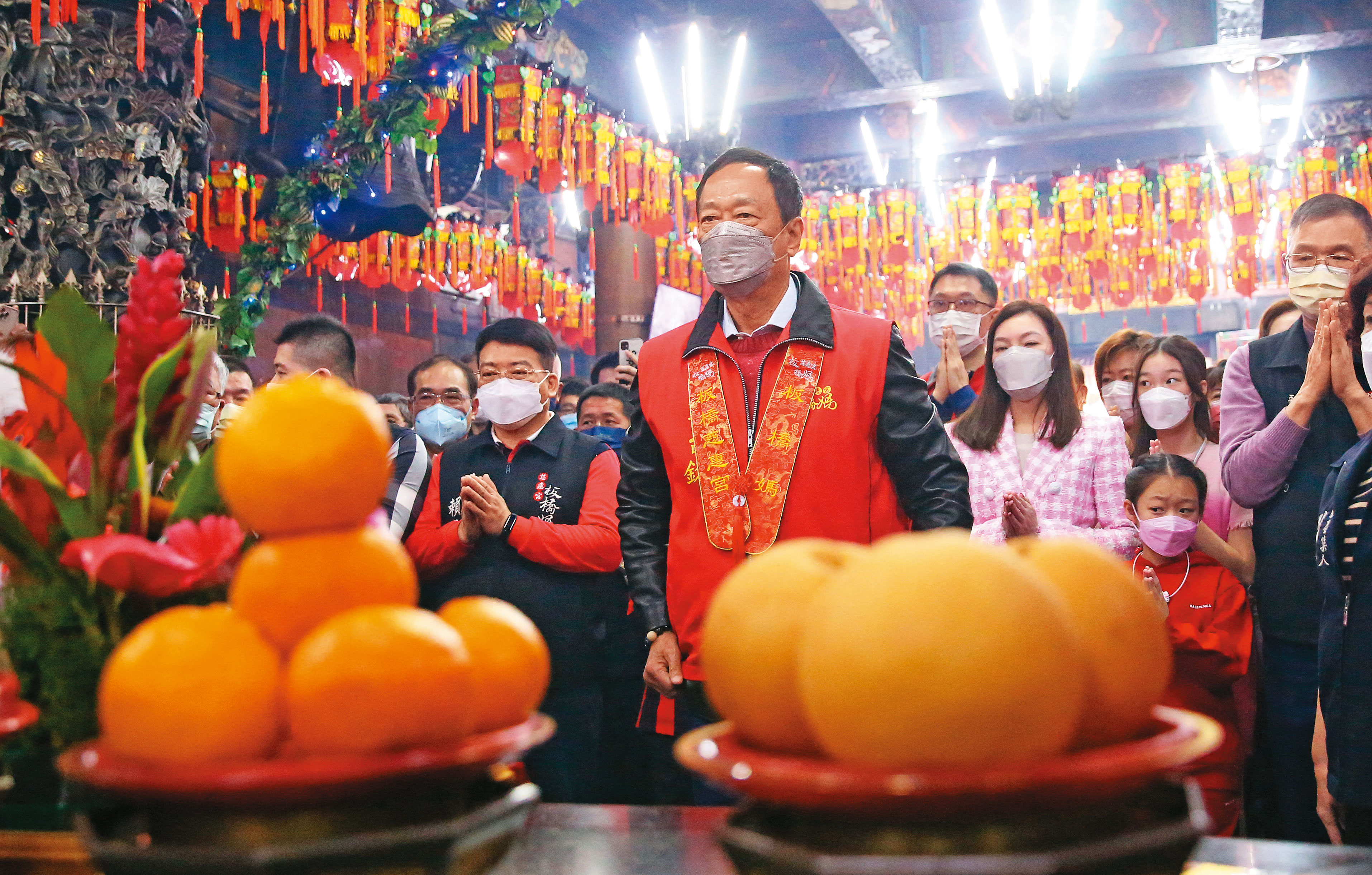 大年初一，郭台銘帶著太太曾馨瑩及子女到板橋慈惠宮參拜，受民眾熱烈歡迎。