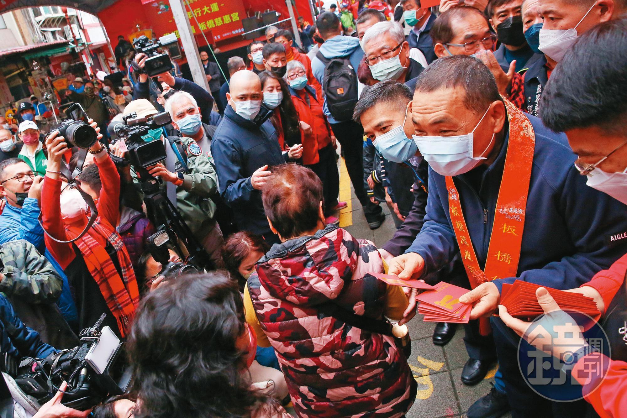 與郭台銘不約而同,侯友宜大年初一也到板橋橋慈惠宮發放紅包,但2人並未碰頭。