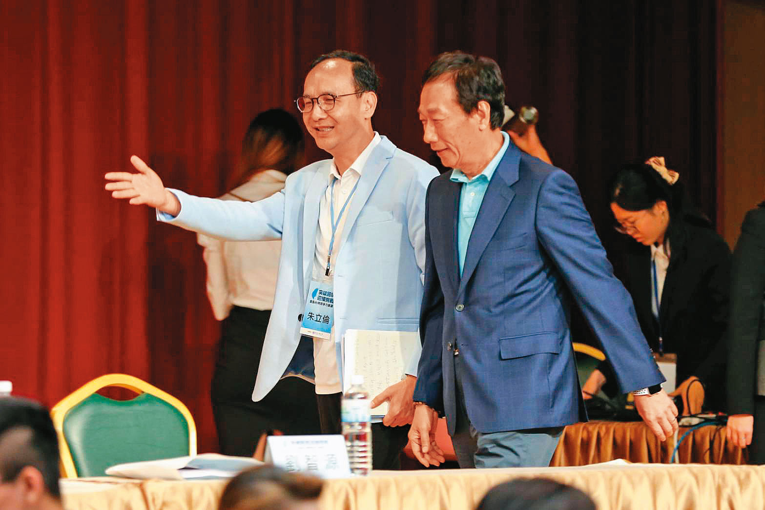 朱立倫（左）有意邀郭台銘（右）回復國民黨籍，引發黨內議論是否有「拉郭卡侯」的意味。