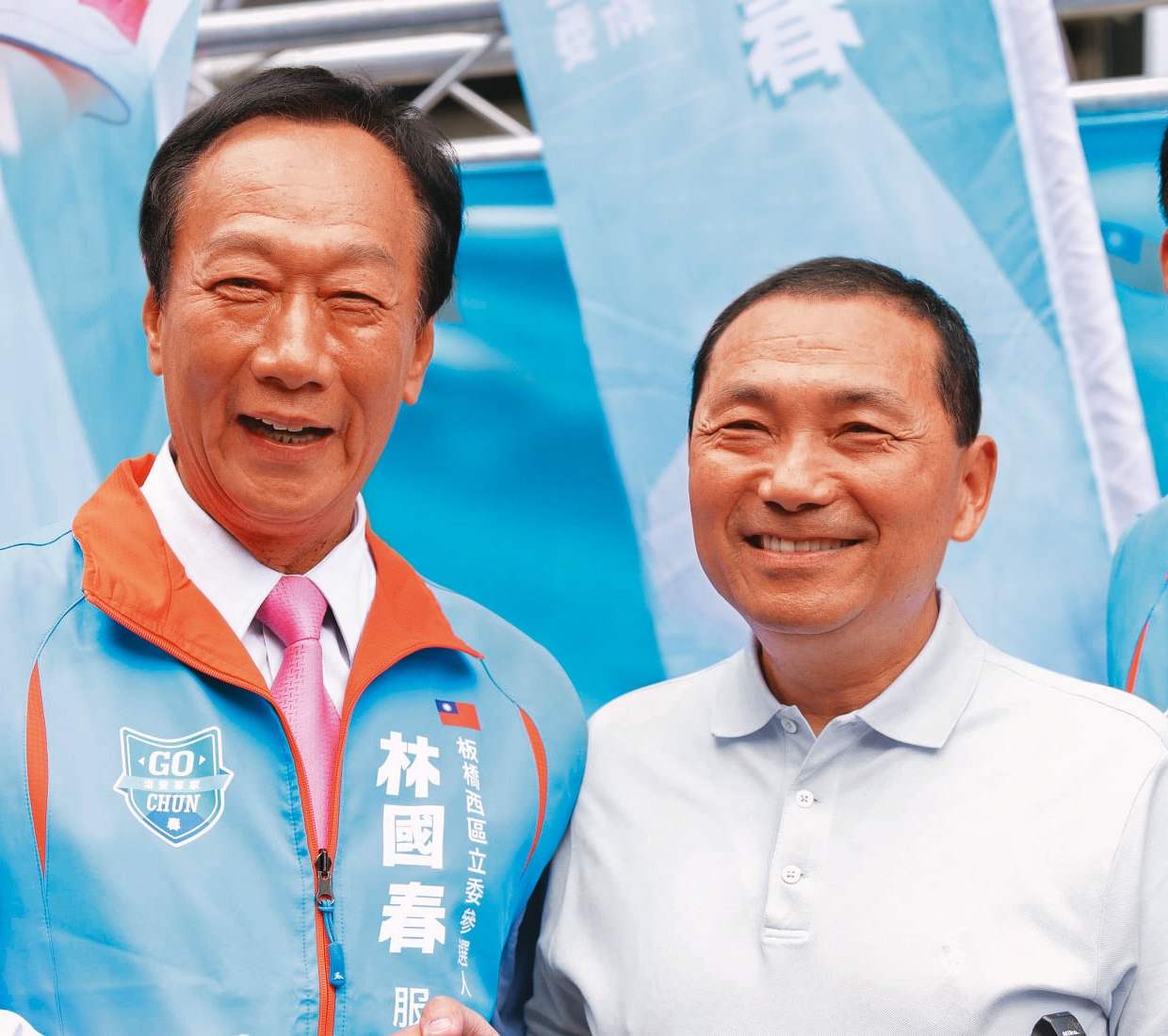 國民黨內憂心侯友宜(右)出場方案難解,以致黨內部分勢力轉向拱郭台銘(左)出馬角逐總統。(翻攝林國春臉書)