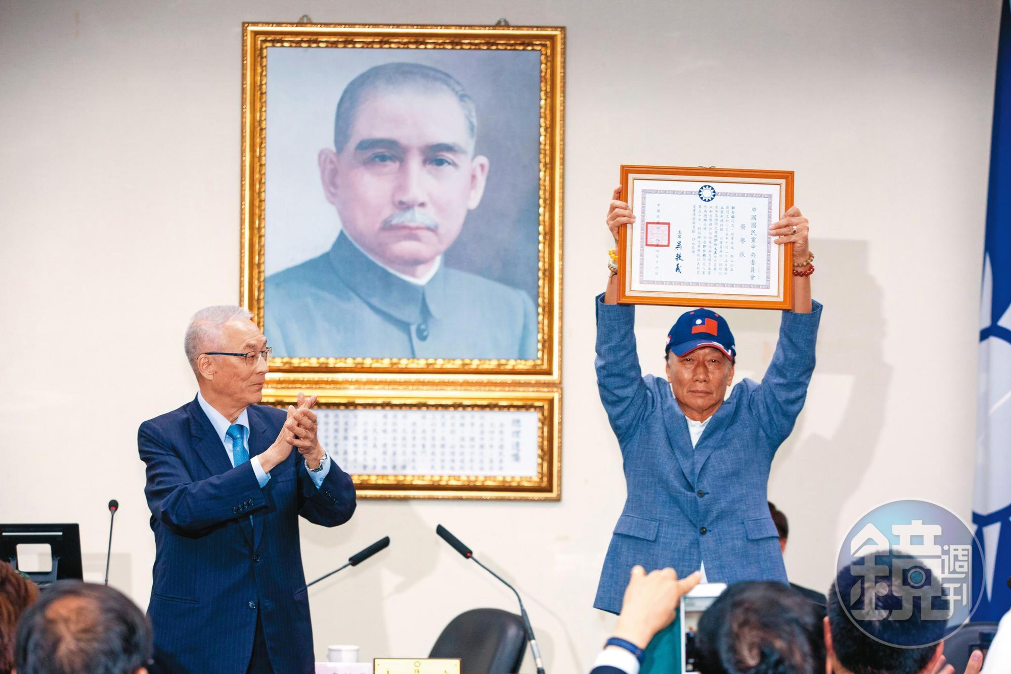 吳敦義（左）2019年為讓郭台銘（右）參與總統初選，頒贈榮譽狀替郭解套，如今朱立倫也有意讓郭回國民黨。
