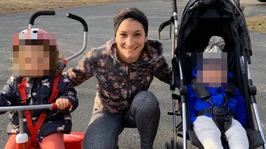 美國麻薩諸塞州驚傳一名患嚴重產後憂鬱症的母親琳賽（中）活活勒死3名年幼子女。（翻攝臉書Lindsay Marie Clancy）