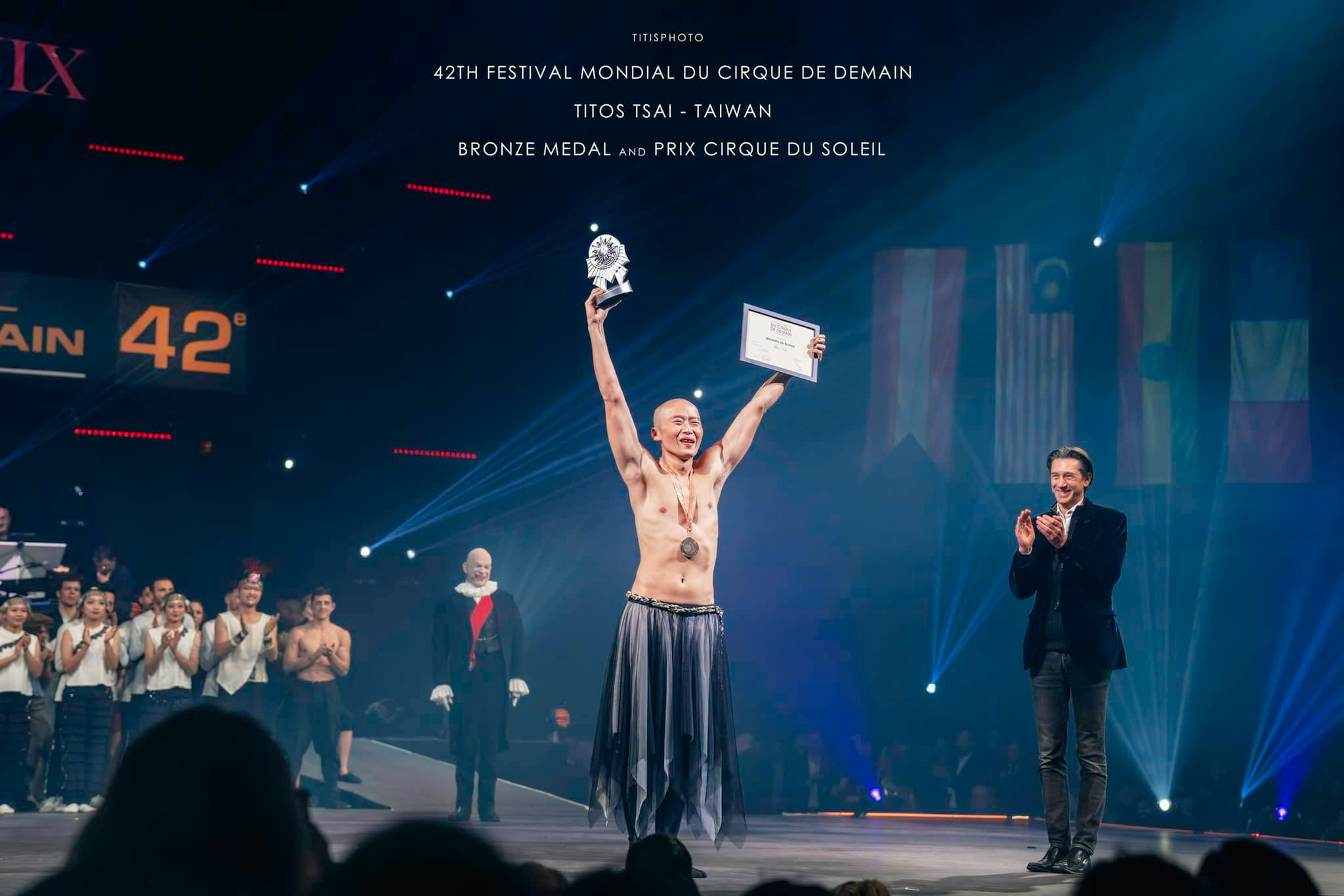 蔡宏毅靠著獨創的劍舞在法國明日馬戲節大放異彩。（翻攝自蔡宏毅臉書）