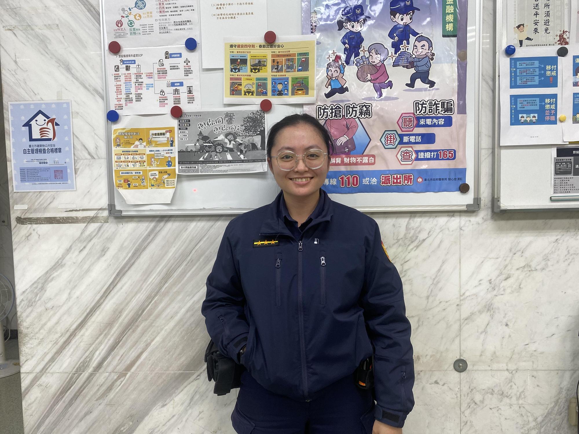 溫暖女警李靜婷助老翁。(警方提供)