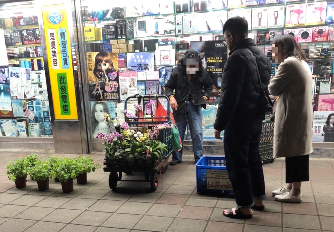 80歲老人靠賣花養養活自己、背後有讓鼻酸洋蔥!(警方提供)