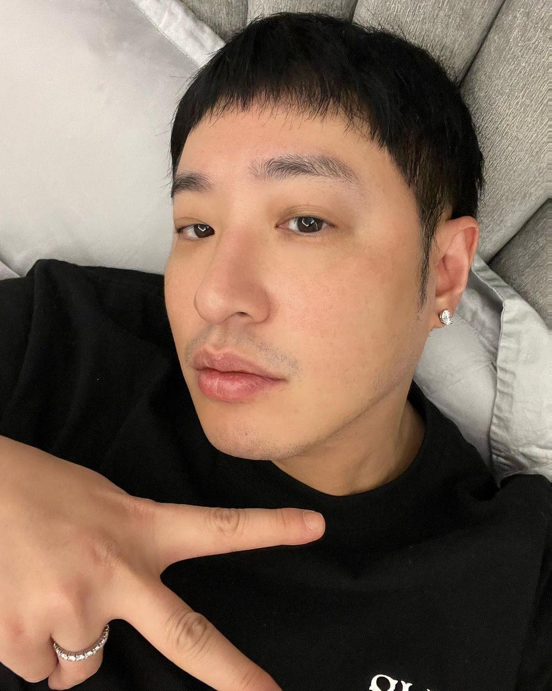 日前潘瑋柏向粉絲問候,結果自拍照被疑胖了,還被楊丞琳笑手指肥。(翻攝IG)