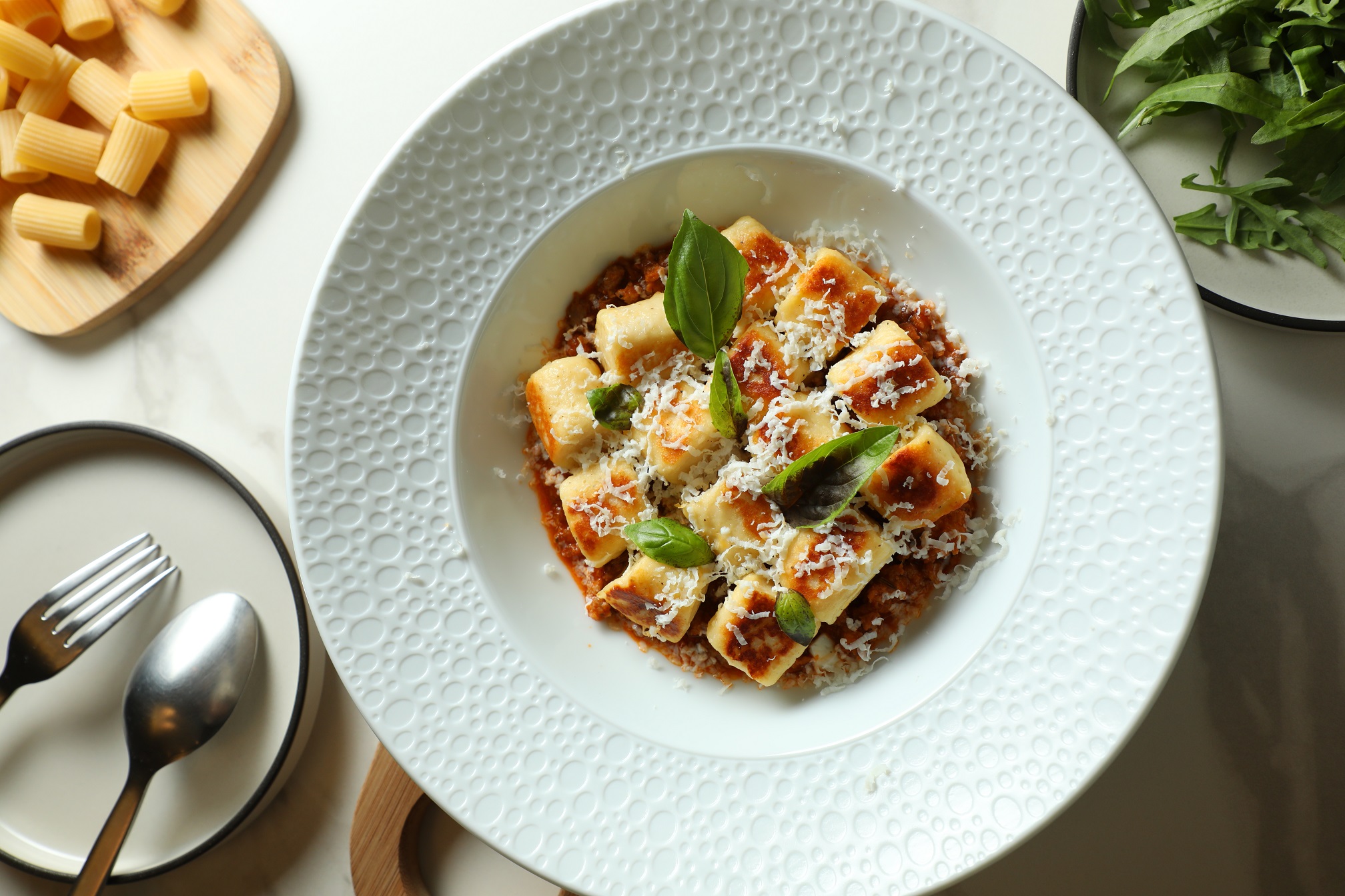 「Cucina Man Mano」以傳統歐陸菜色為發想，以乳酪作為烹調的食材主角。