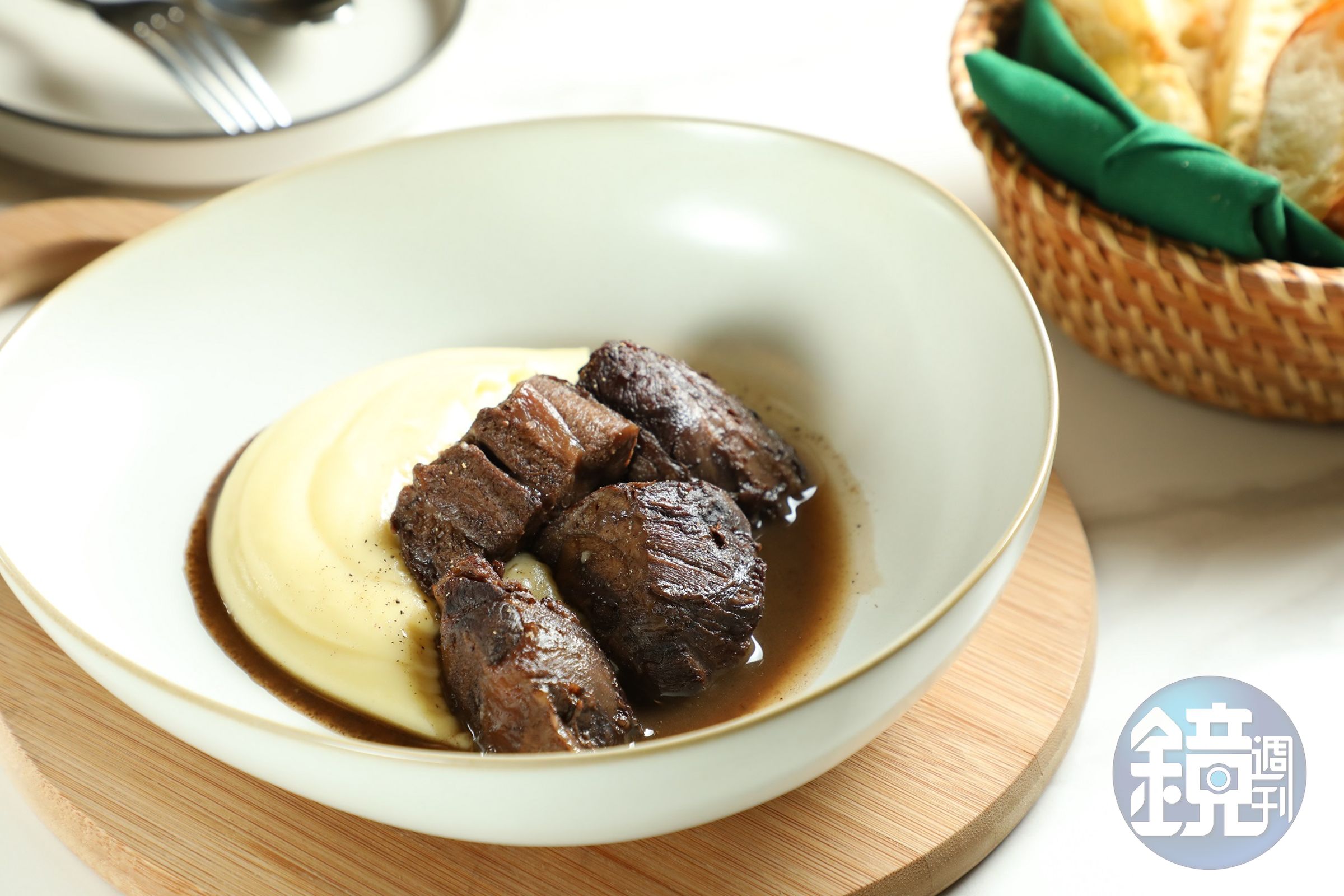 「托斯卡尼胡椒紅酒燉牛肉」加入義大利Chianti紅酒燉煮，搭配法式酸奶油與香滑馬鈴薯泥。（580元／份）