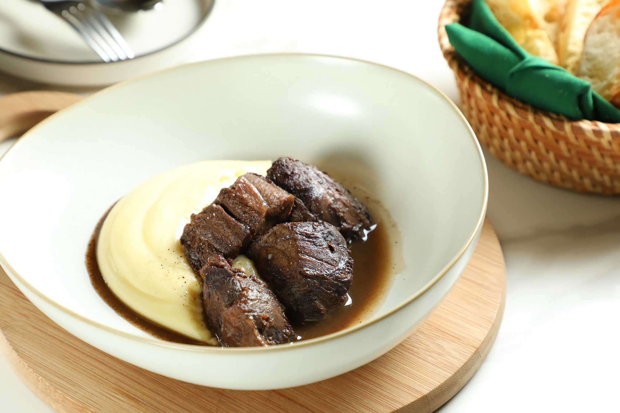 「托斯卡尼胡椒紅酒燉牛肉」加入義大利Chianti紅酒燉煮，搭配法式酸奶油與香滑馬鈴薯泥。（580元／份）