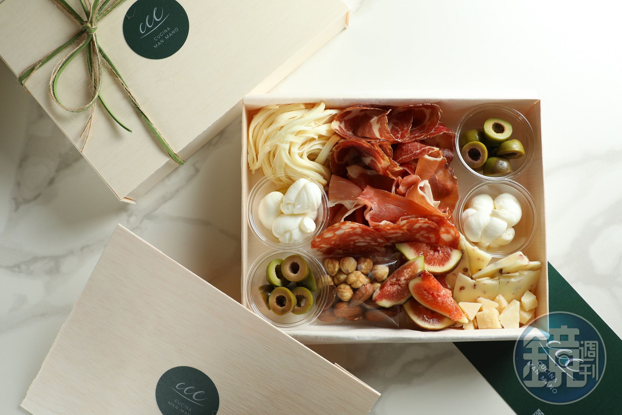 「Cucina Man Mano起司冷切肉分享盒」結合4款乳酪、3款精選冷切火腿及橄欖與綜合堅果果乾。（580元／2人份、1,080元／6人份）