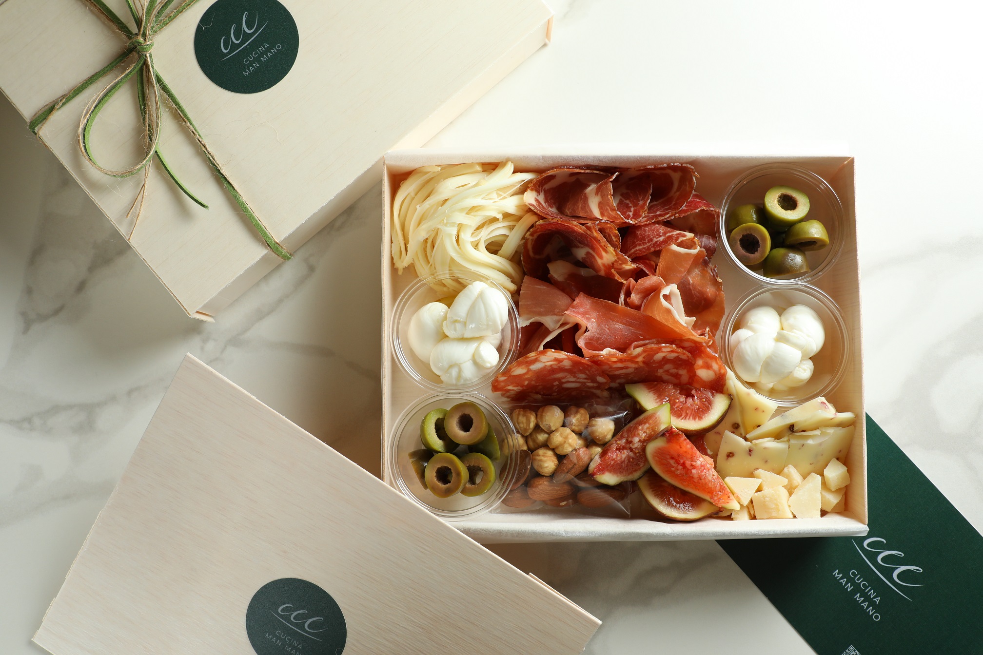 「Cucina Man Mano起司冷切肉分享盒」結合4款乳酪、3款精選冷切火腿及橄欖與綜合堅果果乾。（580元／2人份、1,080元／6人份）
