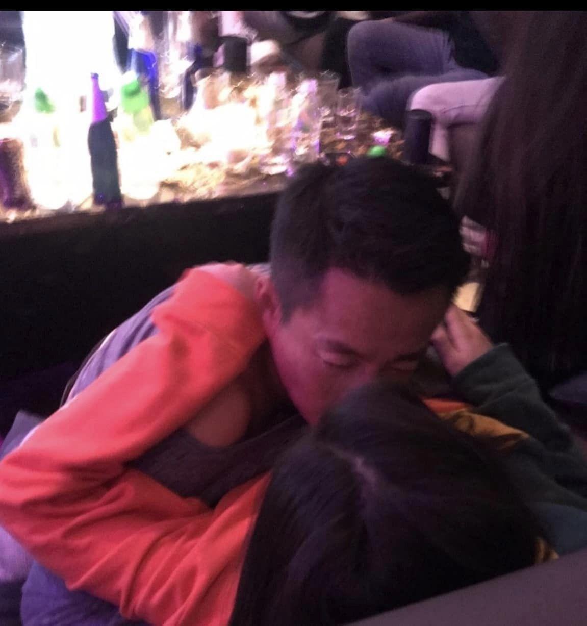 葛斯齊公布汪小菲與其他女子親吻照片,是在張穎穎期間。(翻攝臉書)