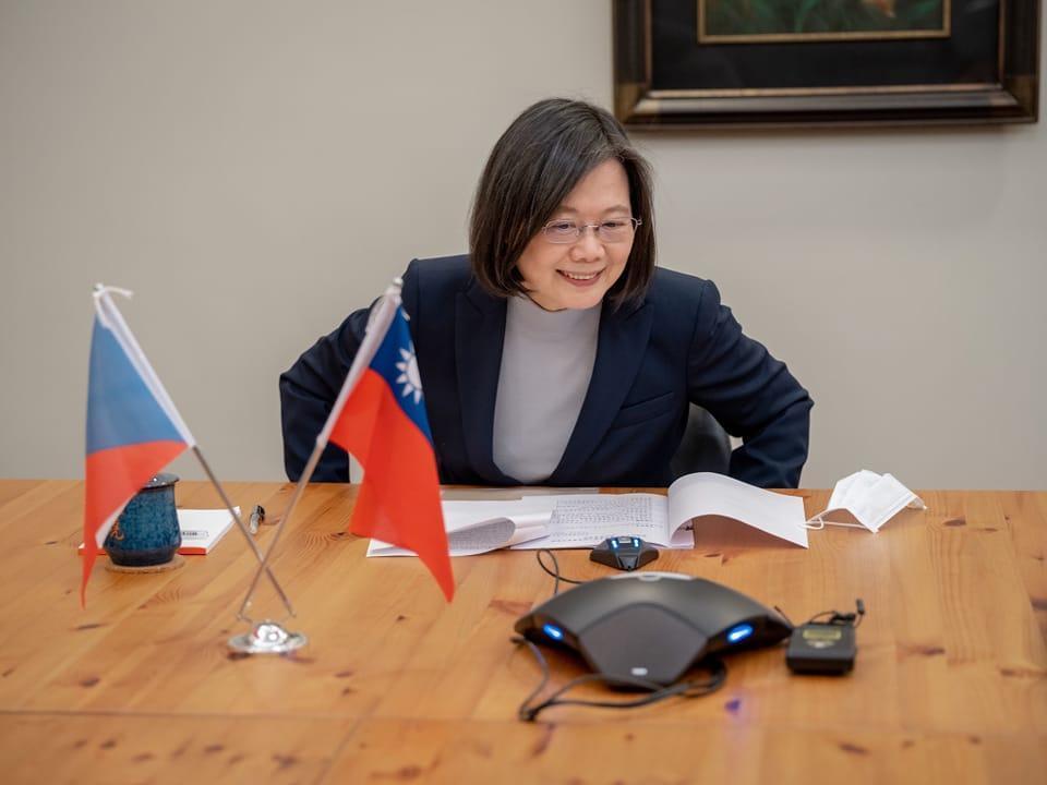 總統蔡英文今晚與捷克總統當選人帕維爾進行電話會議,期盼加強未來雙邊合作發展。(翻攝自總統府發言人臉書)