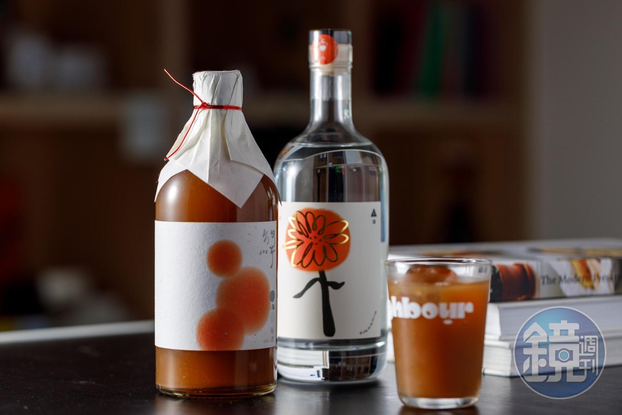 胭脂食品社有紅烏龍茶香的「絳梅酒」(左,1,200元/瓶)與S.C Lab仃杉實驗室的「萬壽菊鐵觀音蒸餾茶酒」(中,1,300元/瓶)都極具台灣特色。