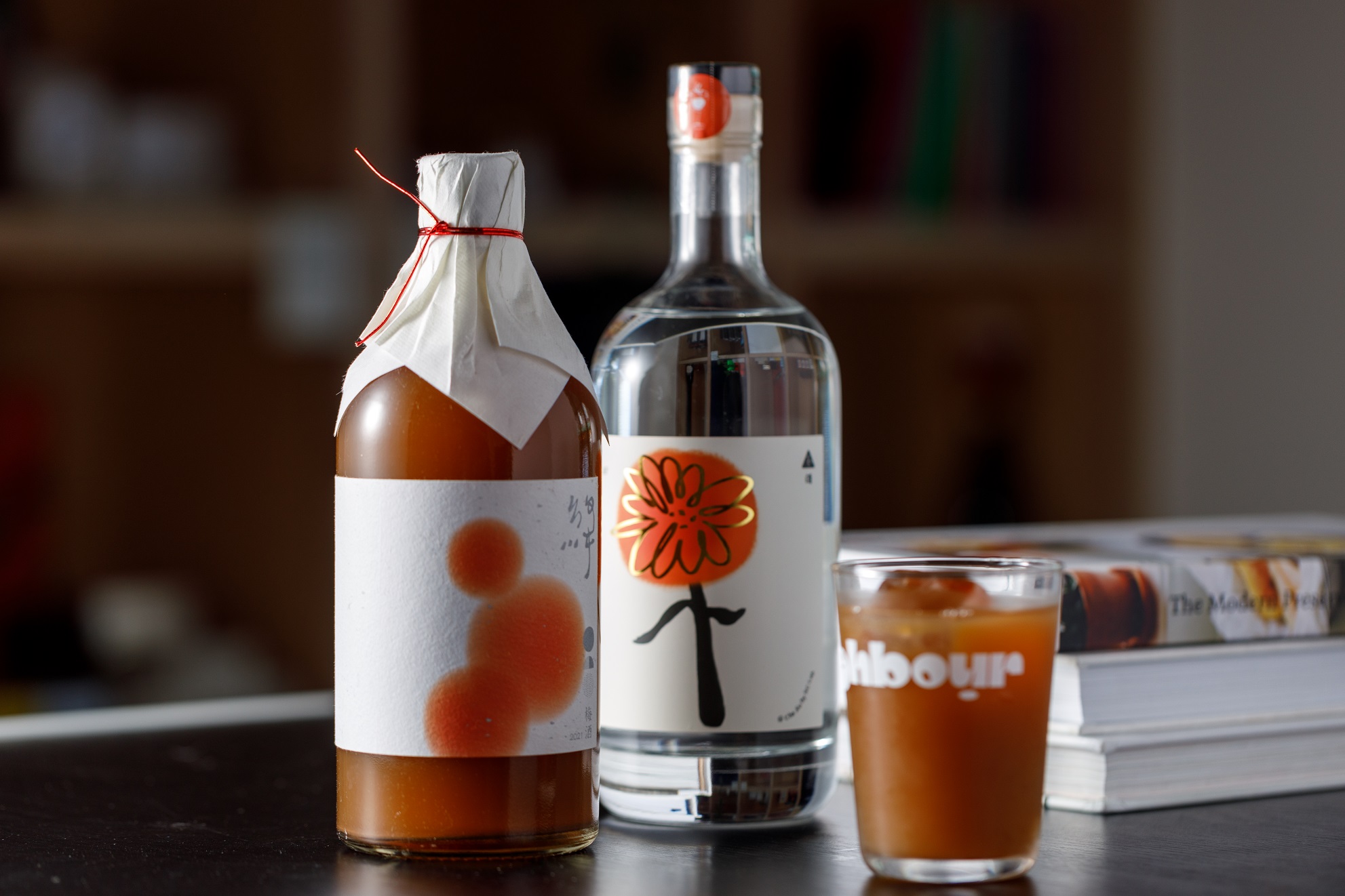 胭脂食品社有紅烏龍茶香的「絳梅酒」（左，1,200元／瓶）與S.C Lab仃杉實驗室的「萬壽菊鐵觀音蒸餾茶酒」（中，1,300元／瓶）都極具台灣特色。