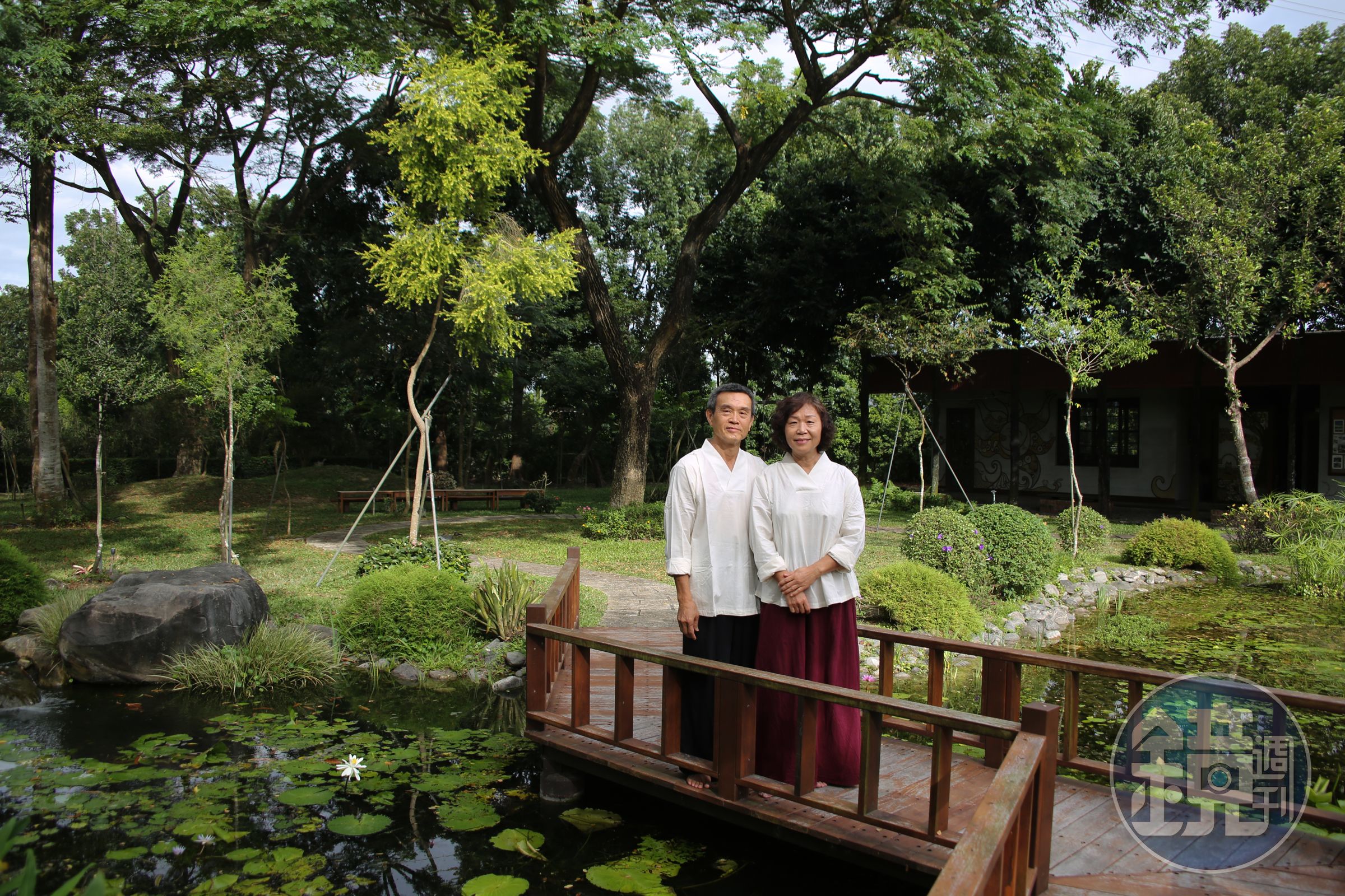 「沐雨鍾林」的主人一荷（右）、一來（左），回鄉後重新打造這片園地，讓園區充滿野趣。
