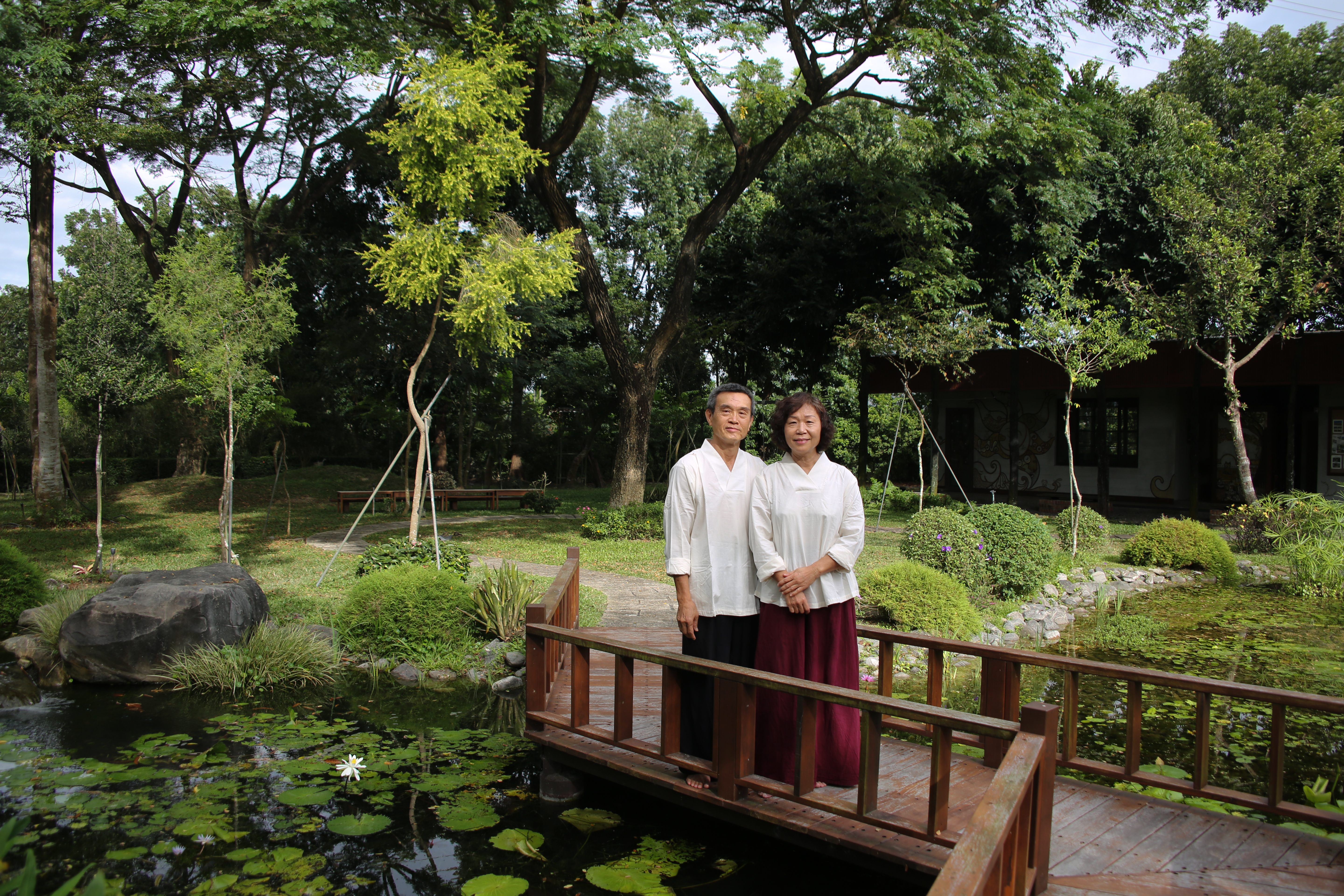 「沐雨鍾林」的主人一荷（右）、一來（左），回鄉後重新打造這片園地，讓園區充滿野趣。