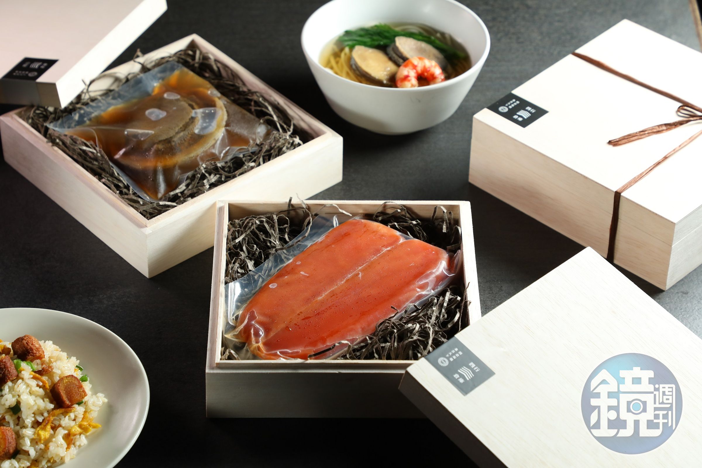 「野生烏金・獺祭吟釀」烏魚子禮盒（1,280元／盒）及磯煮南非活體鮑（880元／盒），都是年節送禮好選擇。