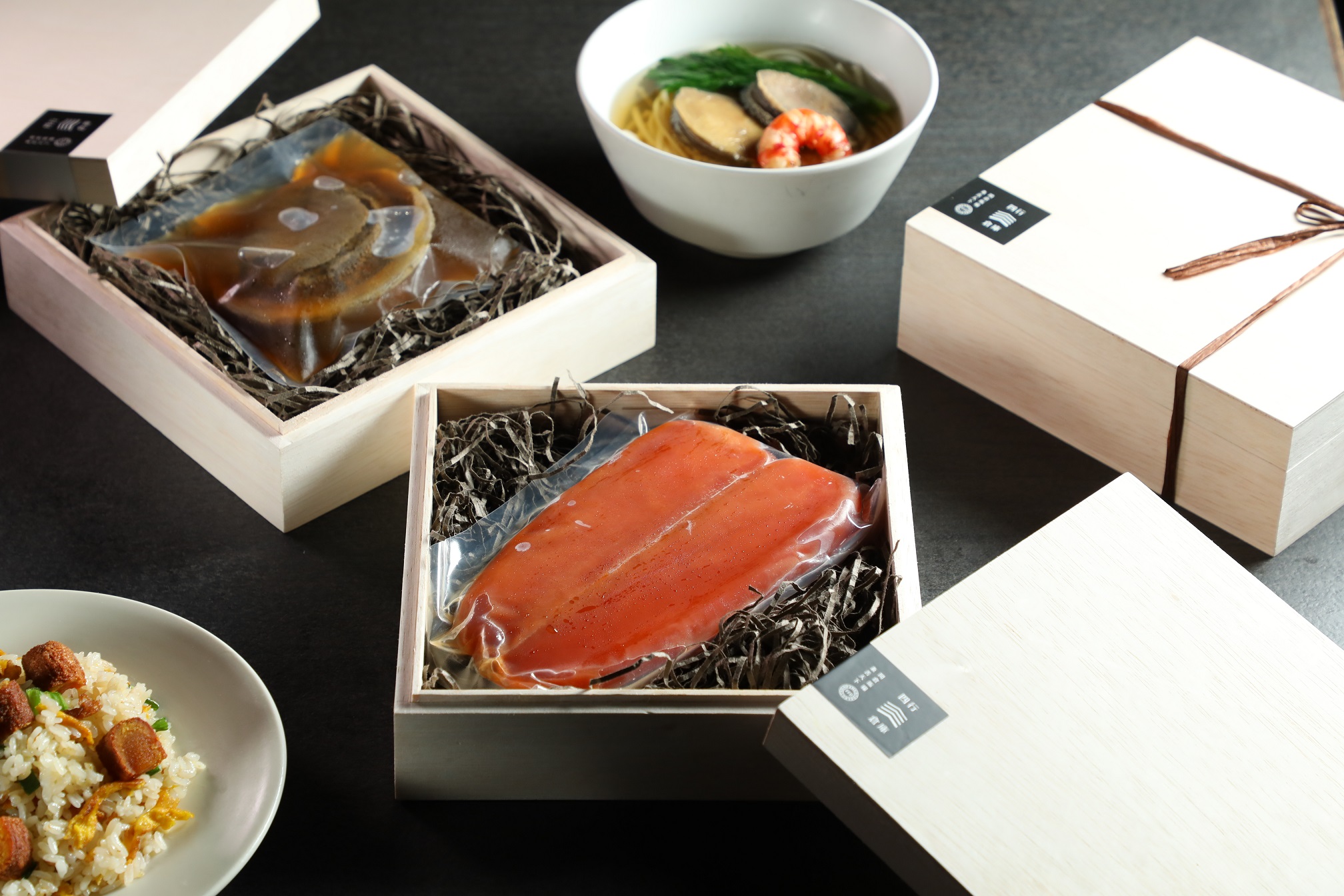 「野生烏金・獺祭吟釀」烏魚子禮盒（1,280元／盒）及磯煮南非活體鮑（880元／盒），都是年節送禮好選擇。
