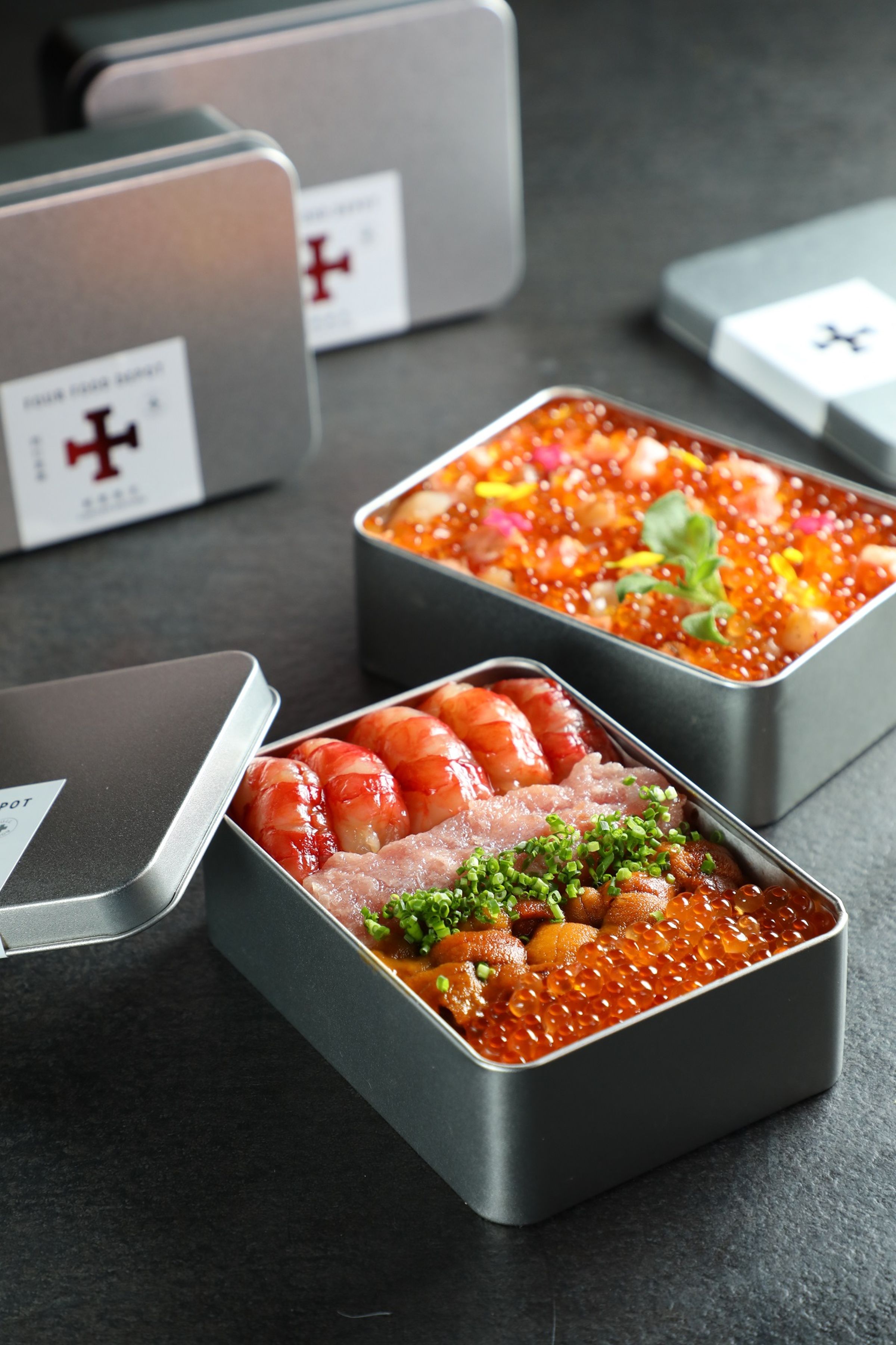 每日限量的急救鐵盒便當有「財富自由海鮮丼」（前，1,280元／份）及「1,000度的鮭魚海鮮丼」（後，380元／份），均需預訂。