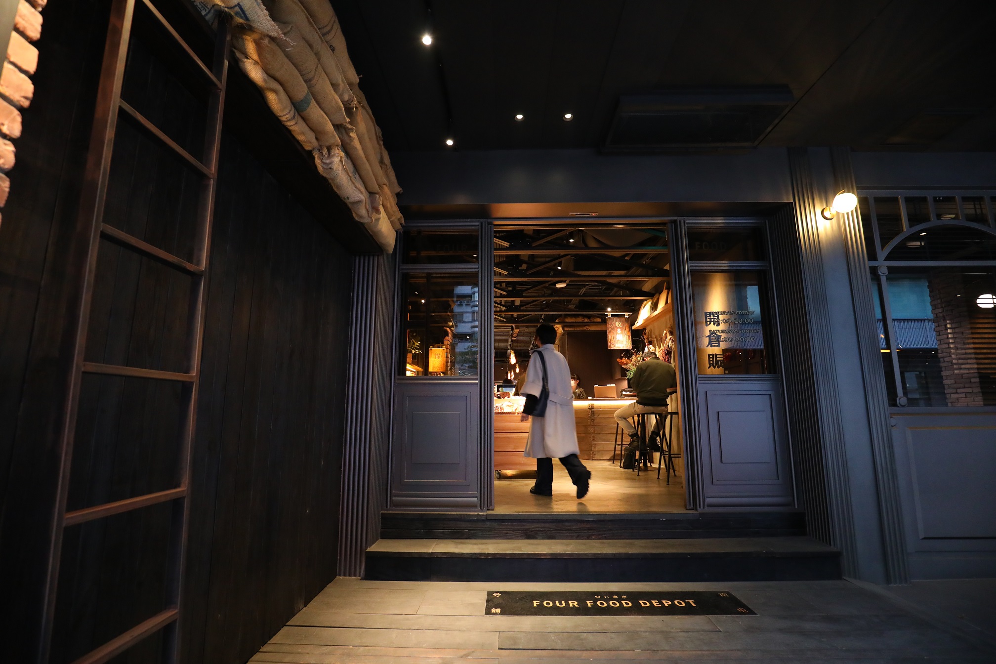 緊鄰「燒肉中山」台中店，「四行倉庫」以充滿設計感的陳列及優質生鮮選物搶攻台中頂級客層。