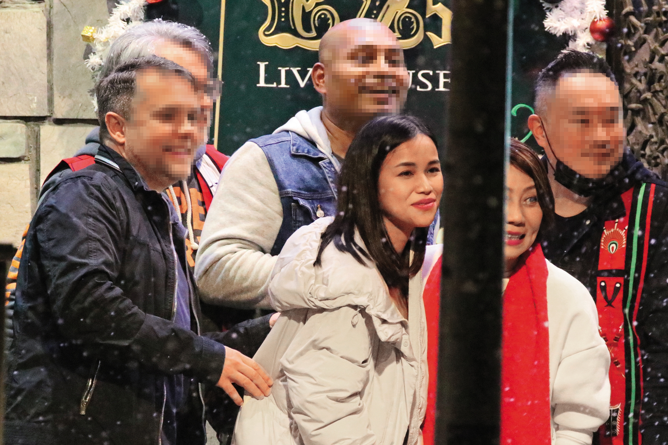 1/1 00:39 林芯儀（前排中）與友人合照，德國男友Andy（前排左）也大方入鏡。