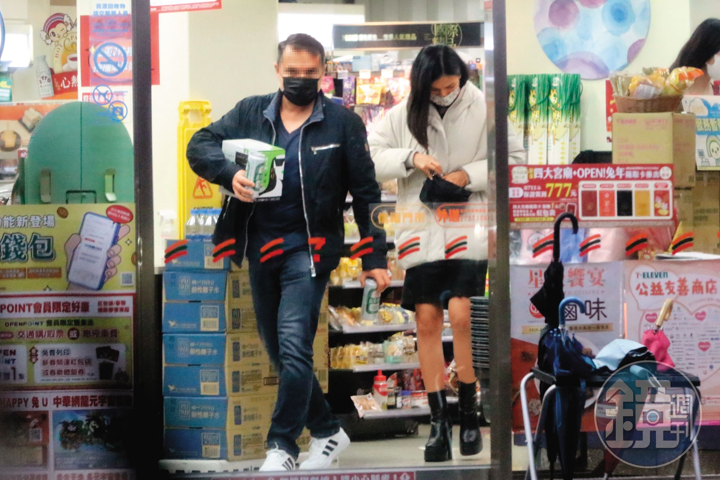 1/1 02:50 回家前,Andy與林芯儀先到超商購物,Andy抱著一手台啤出來。