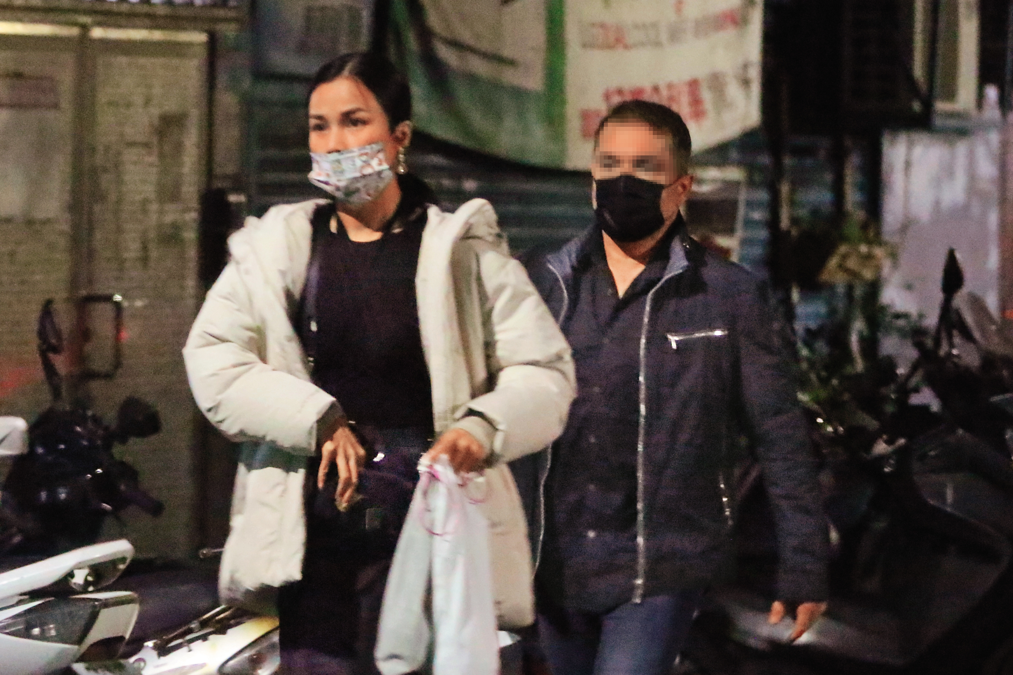 1/1 22：16 到了晚上，林芯儀（左）與Andy（右）再度出門，因林芯儀當晚在EZ5也有演出。