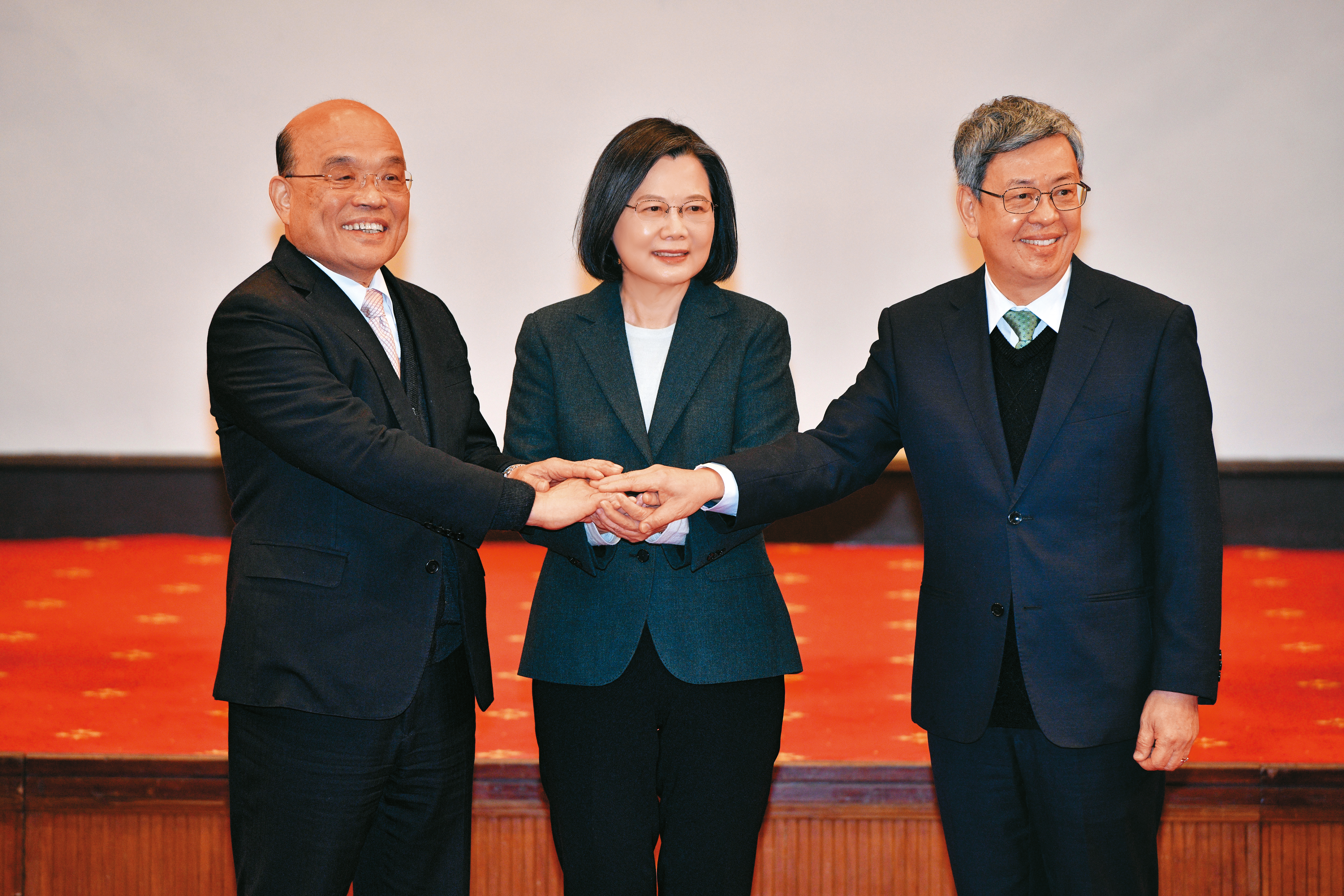 總統府於初六舉行記者會，蔡英文（中）正式宣布由陳建仁（右）組閣。左為前行政院長蘇貞昌。