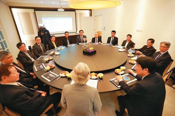 賴清德透過組建讀書會，加深對國政議題的認識。圖為賴與企業界討論綠能議題。（台灣氣候聯盟提供）