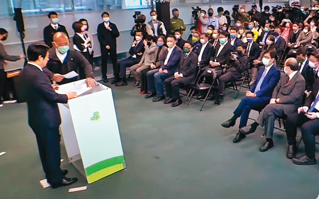 為了加強予人的穩定感,賴清德(左)近來開始在重要場合照稿演說。圖為賴清德就任民進黨主席記者會,隨扈為他遞上談參。(翻攝民進黨直播)