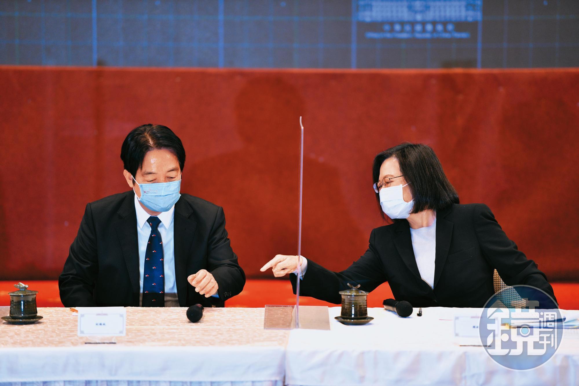 賴清德(左)接任黨主席後,民進黨的黨、政互動新模式備受矚目。右為總統蔡英文。