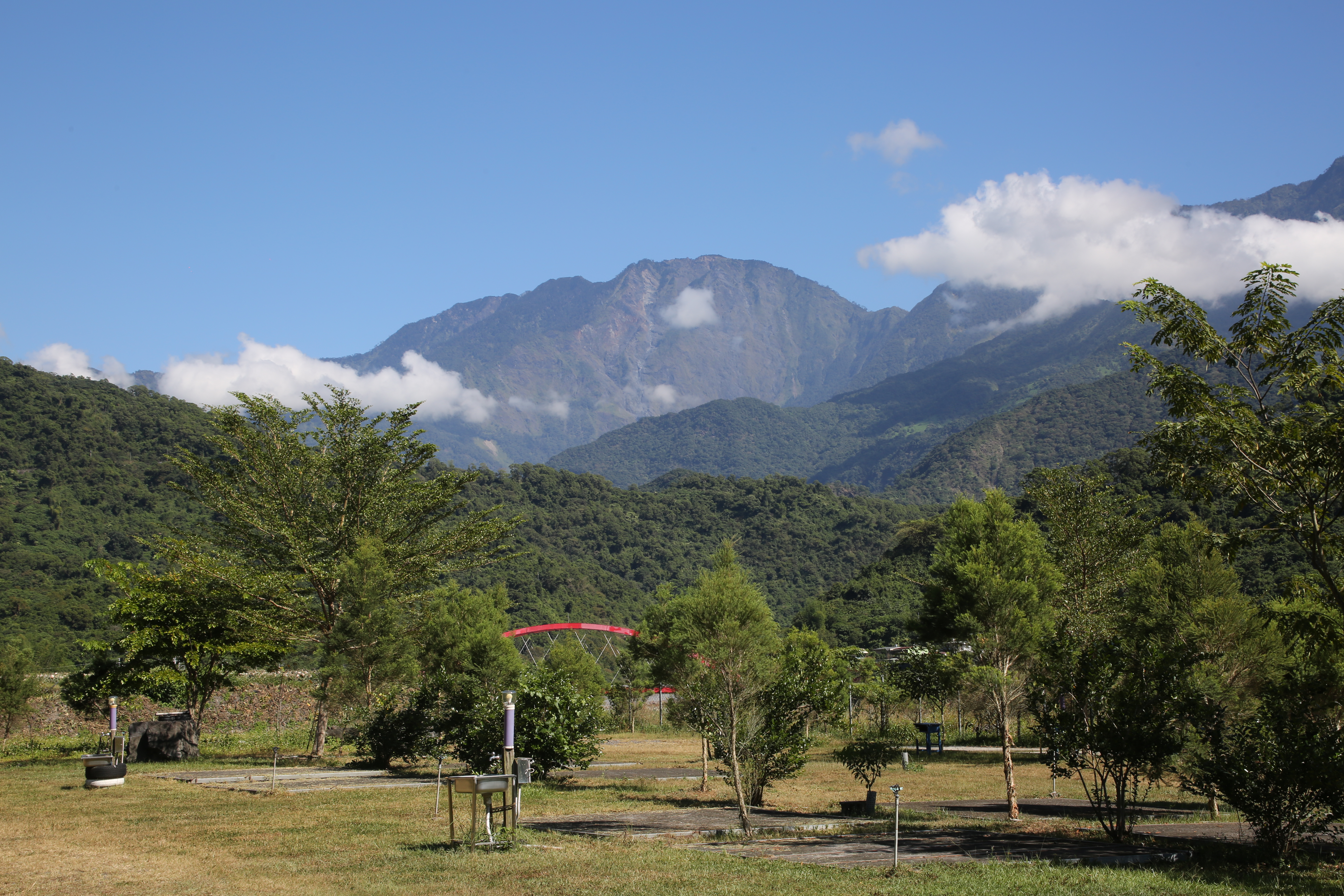 宋麗娟因緣分牽引，來到古樓部落，在大山裡開闢「嘉後休閒農園」。
