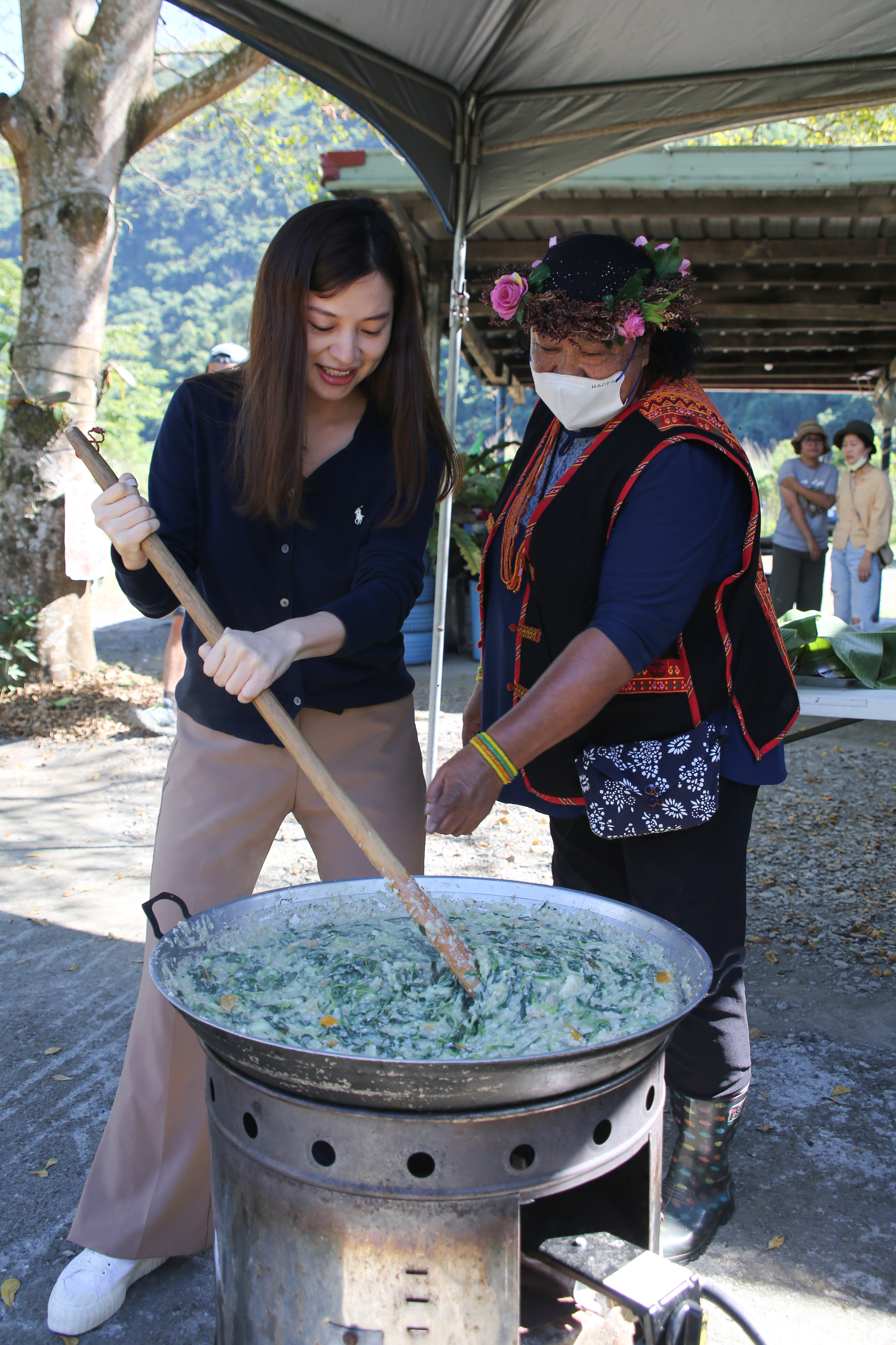 因為需要不停地攪拌，而被稱作搖搖飯、山地飯的部落午餐體驗「pinuljacengan」，是排灣族傳統美食之一。