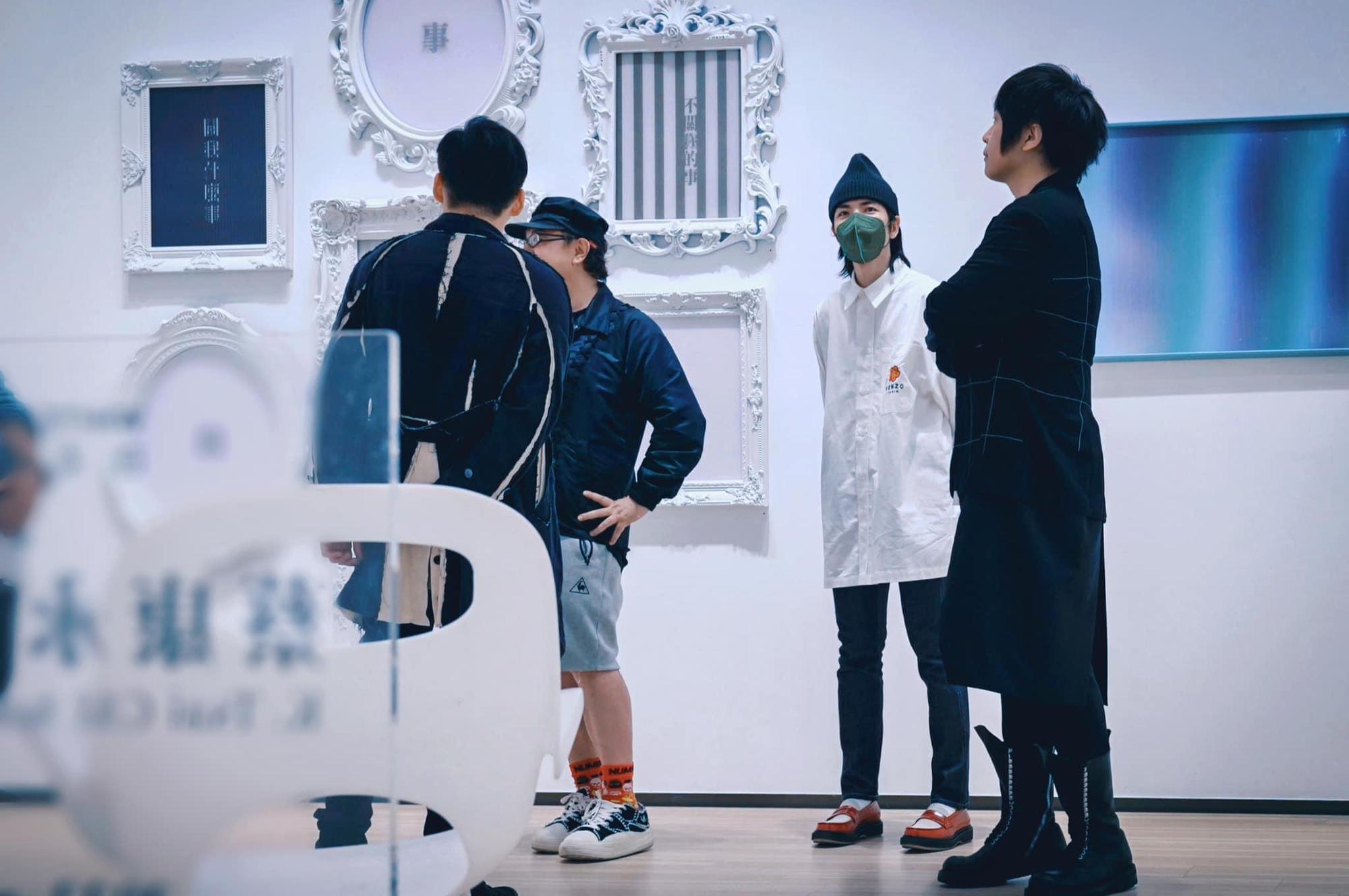 蕭敬騰（左二）隨阿信等人一同看展。（翻攝阿信臉書）