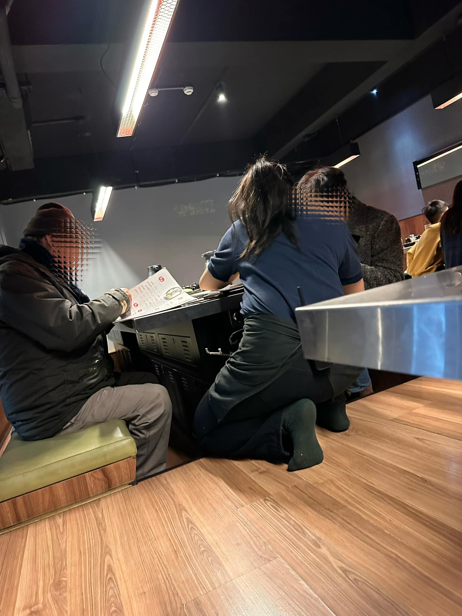 新竹市網友分享在某燒肉店服務生耐心幫忙客人的經驗。(翻攝自臉書社團「新竹大小事」)