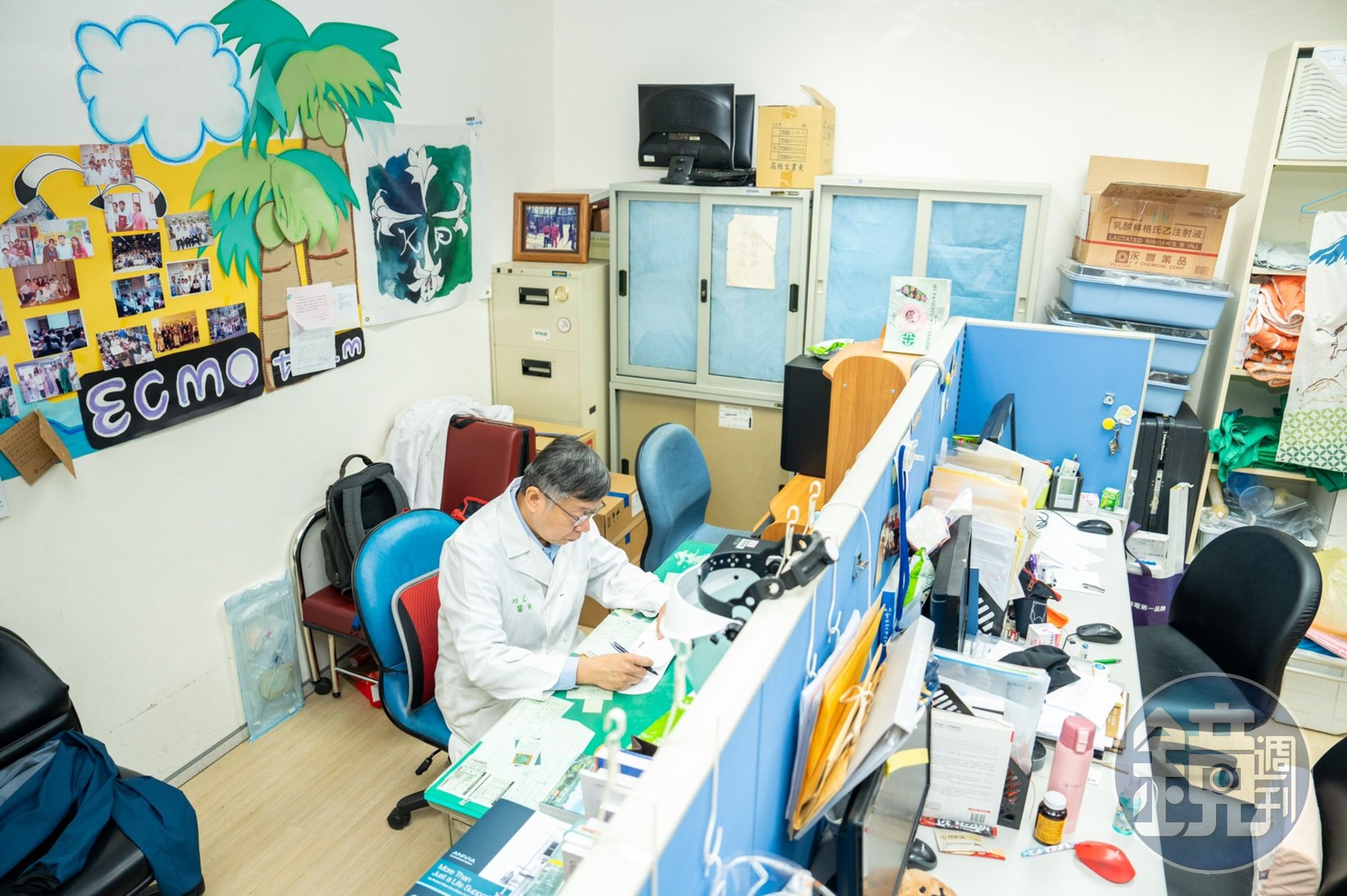 柯文哲今日正式從台大醫院退休。（民眾黨提供）