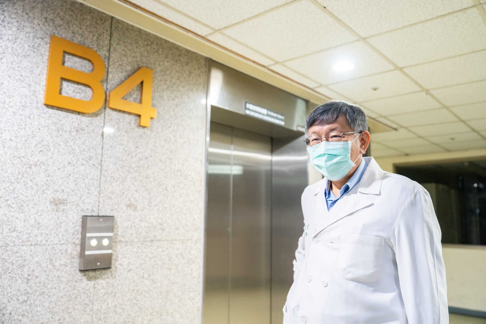 柯文哲今日正式從台大醫院退休。(民眾黨提供)