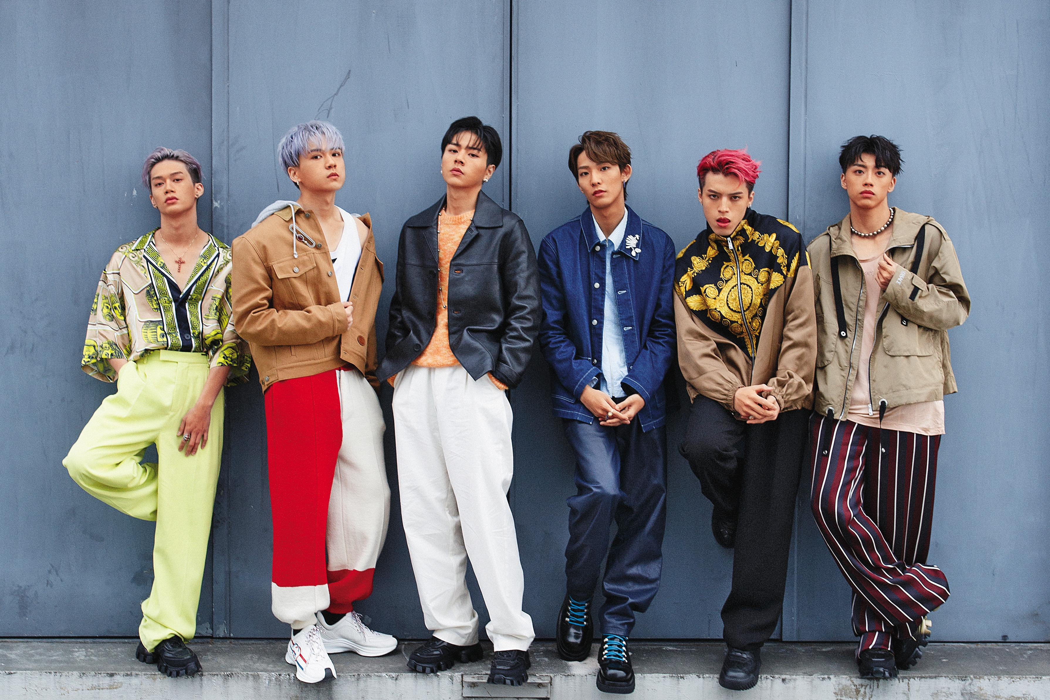 Ozone向粉絲們拜晚年，四月有望獻給粉絲們一場近距離的專屬演唱會。左起為周子翔、周祖安、林佳辰、林煥鈞、李哲言、黃文廷。（林煥鈞深藍外套 by Sandro Homme／淺藍短外套 by PRADA／褲、鞋 by Bottega Veneta／淡水珍珠胸針 by Gemmie Jewelry）